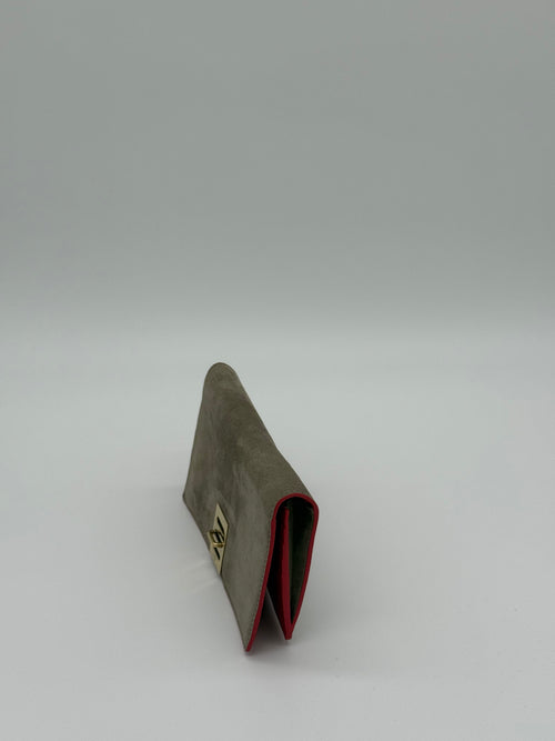 Fontana Milano 1915 Wallet on Chain – Seitenansicht rechts, kompakte Clutch in Wildleder