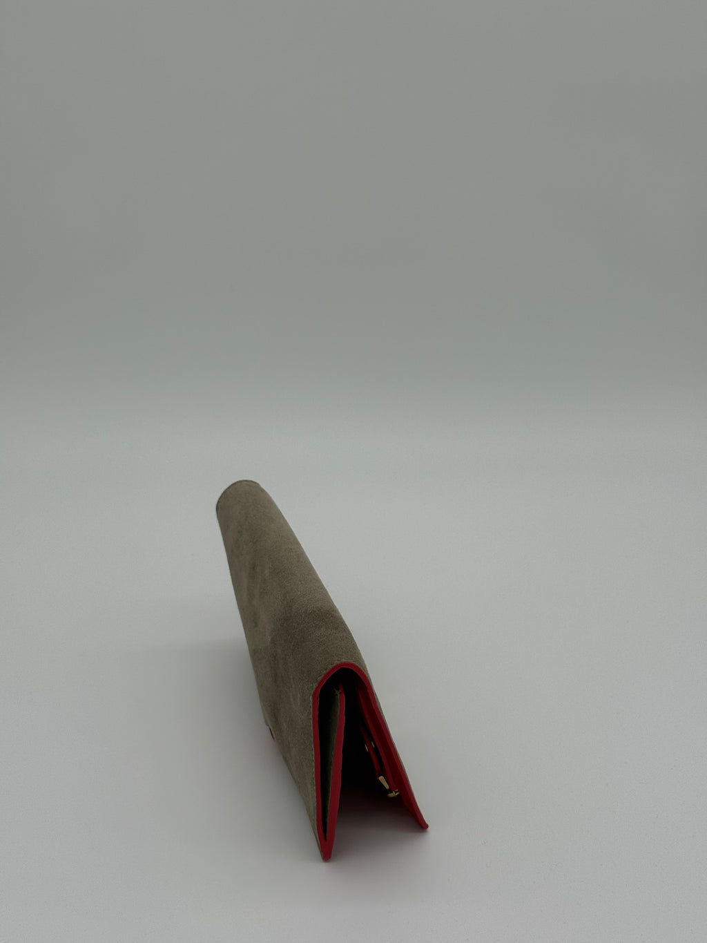 Fontana Milano 1915 Wallet on Chain – Seitenansicht links kompakte Clutch in Wildleder