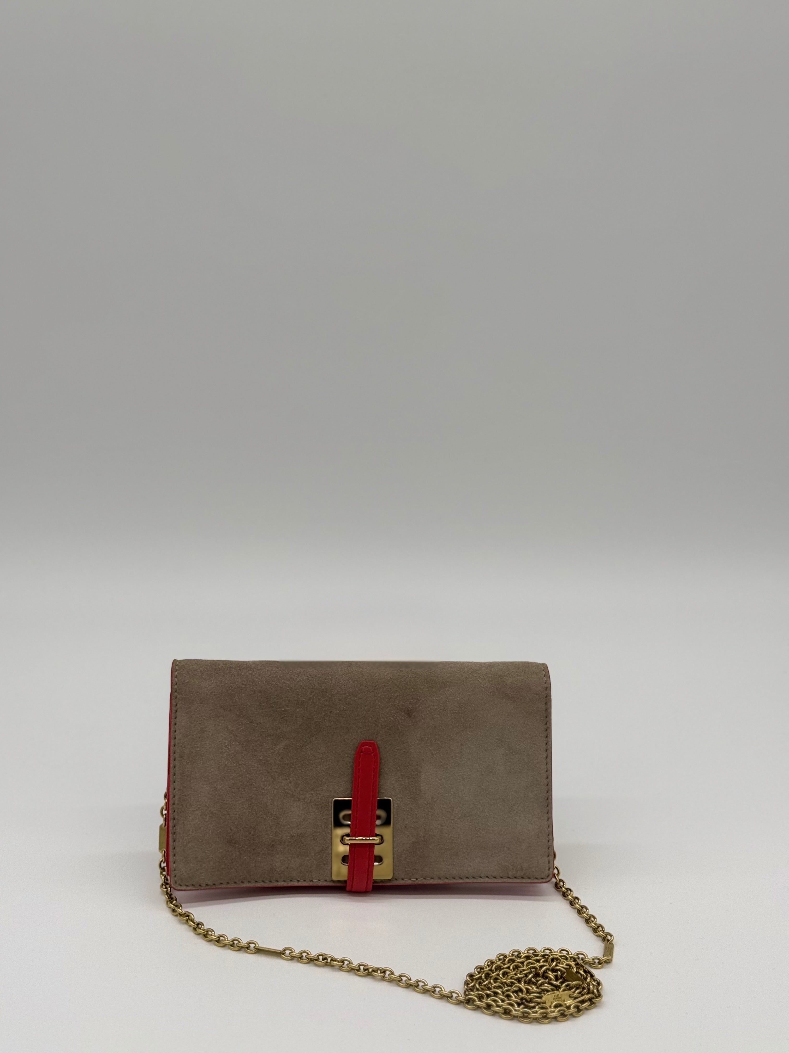 Fontana Milano 1915 Clutch Wallet on Chain in Grau/Beige Wildleder – Frontansicht mit goldener Kette