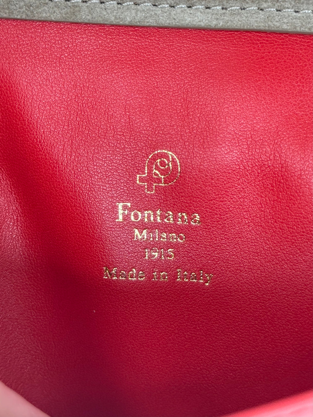 Nahaufnahme Wildleder Fontana Milano 1915 Clutch – Grau/Beige Aussenmaterial, exklusive Verarbeitung