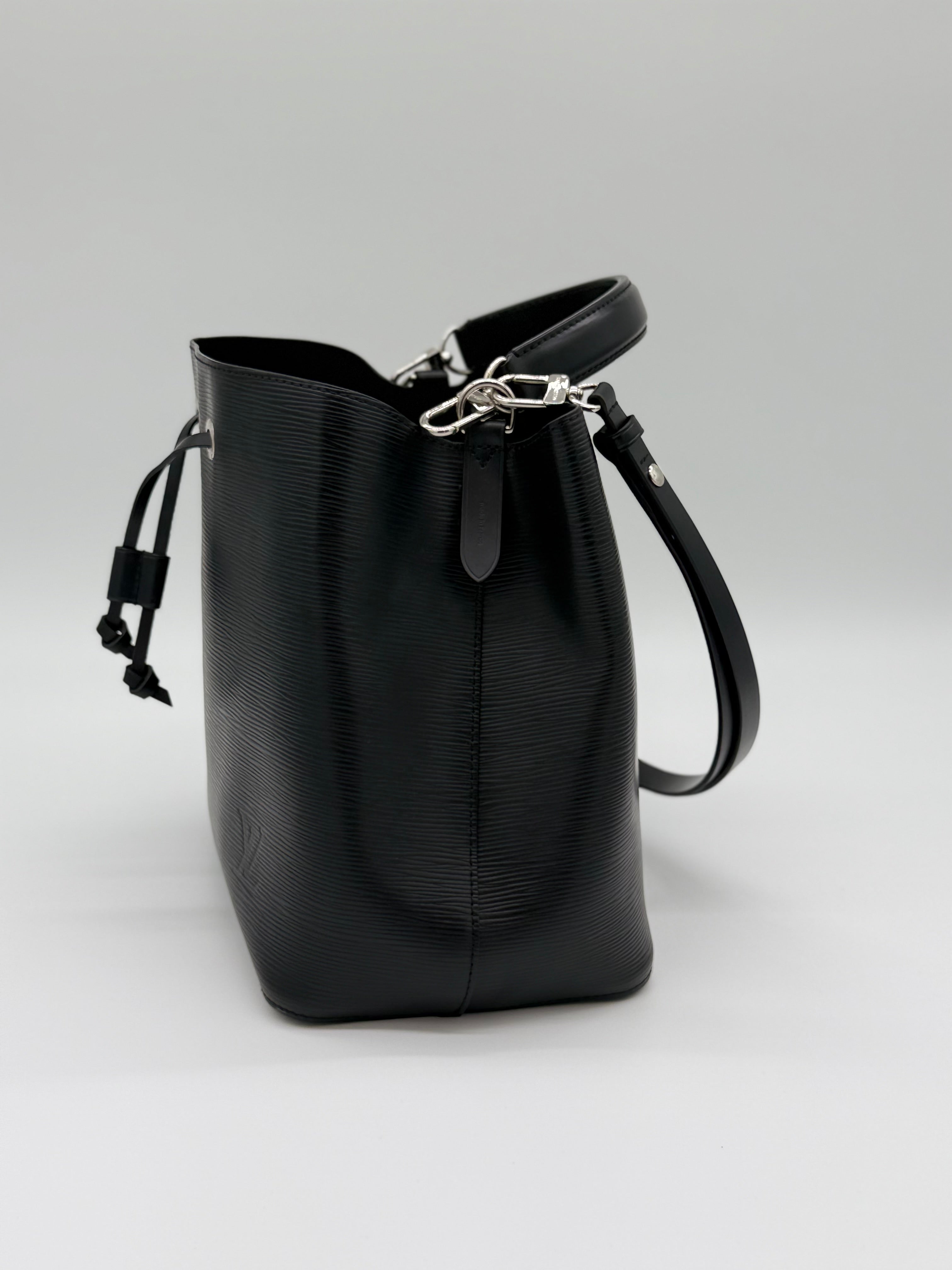 Louis Vuitton NéoNoé MM aus schwarzem Epi Leder