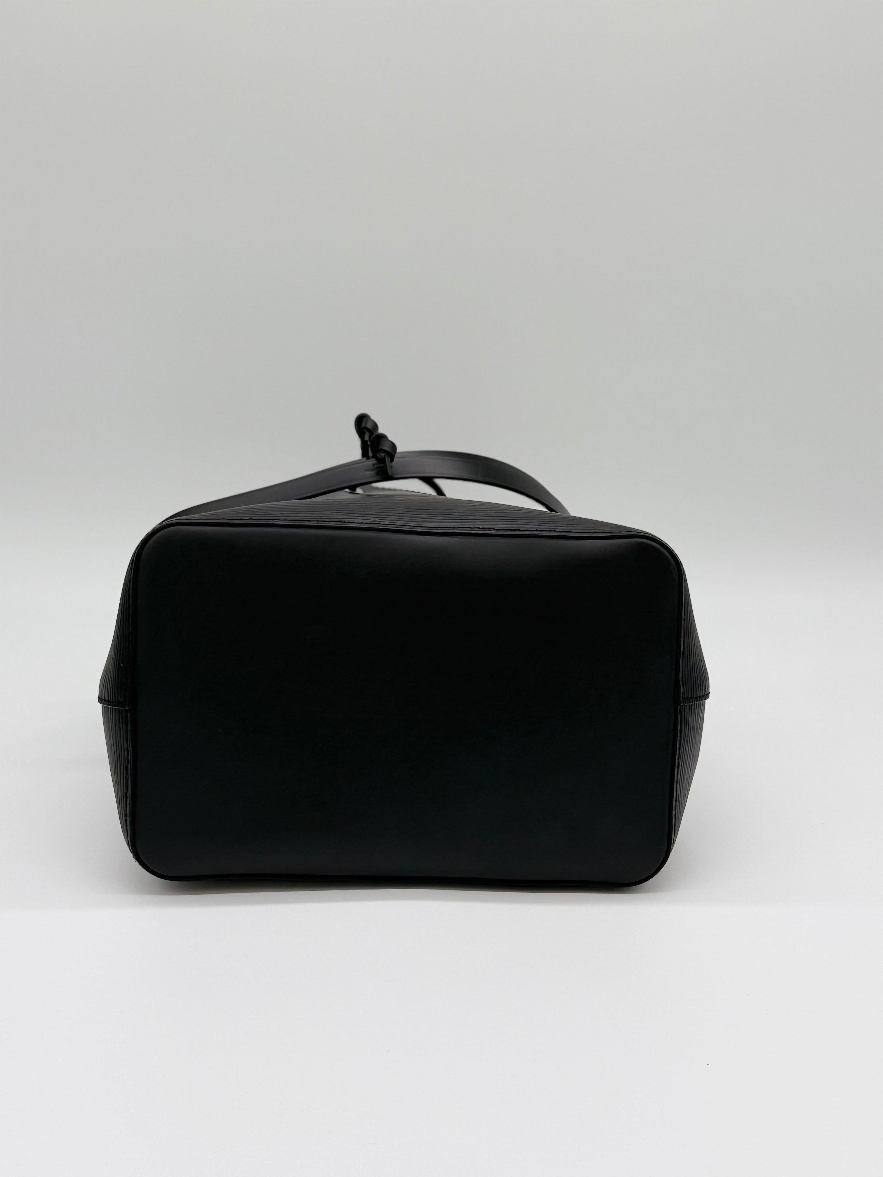 Louis Vuitton NéoNoé MM aus schwarzem Epi Leder