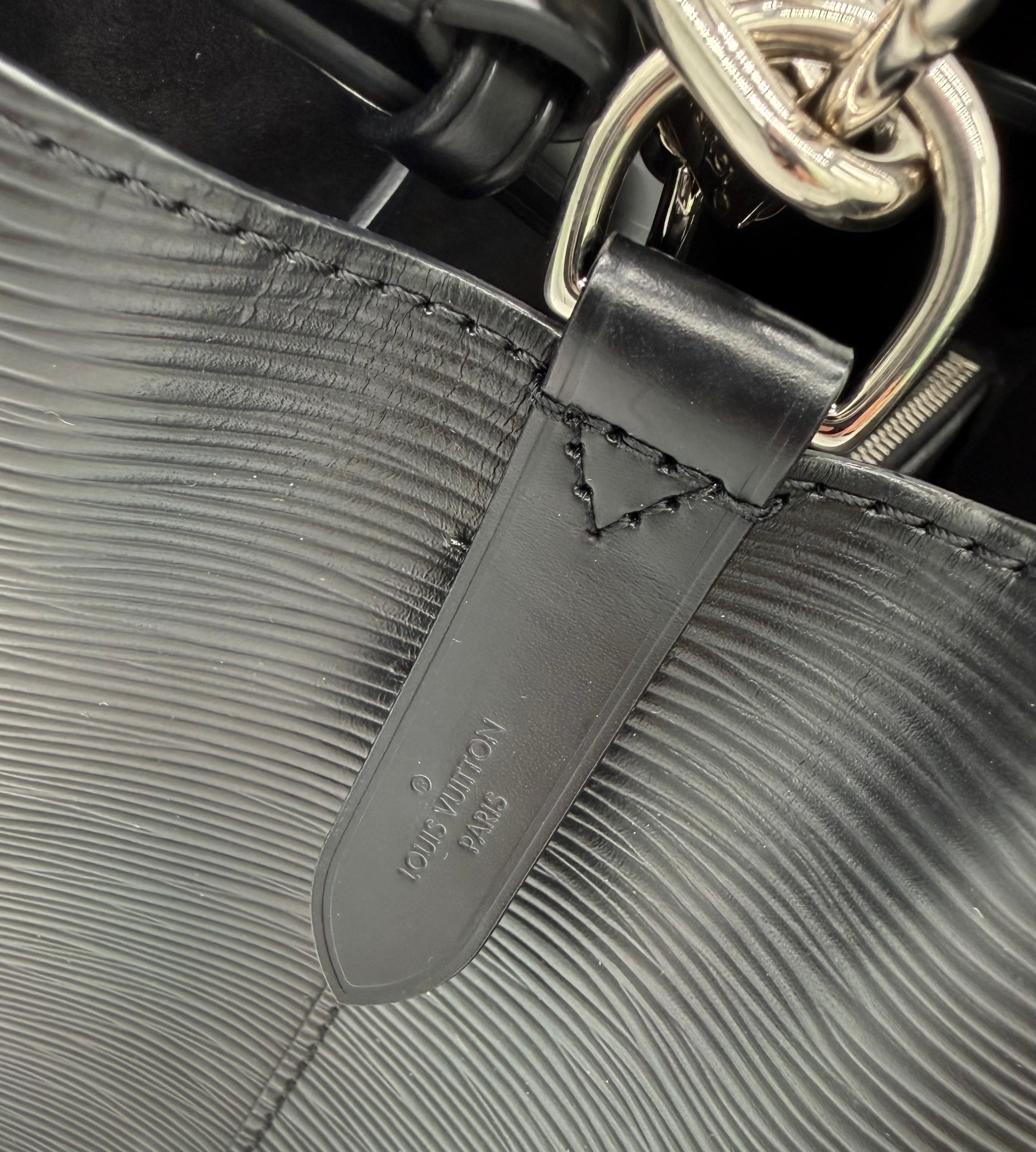 Louis Vuitton NéoNoé MM aus schwarzem Epi Leder