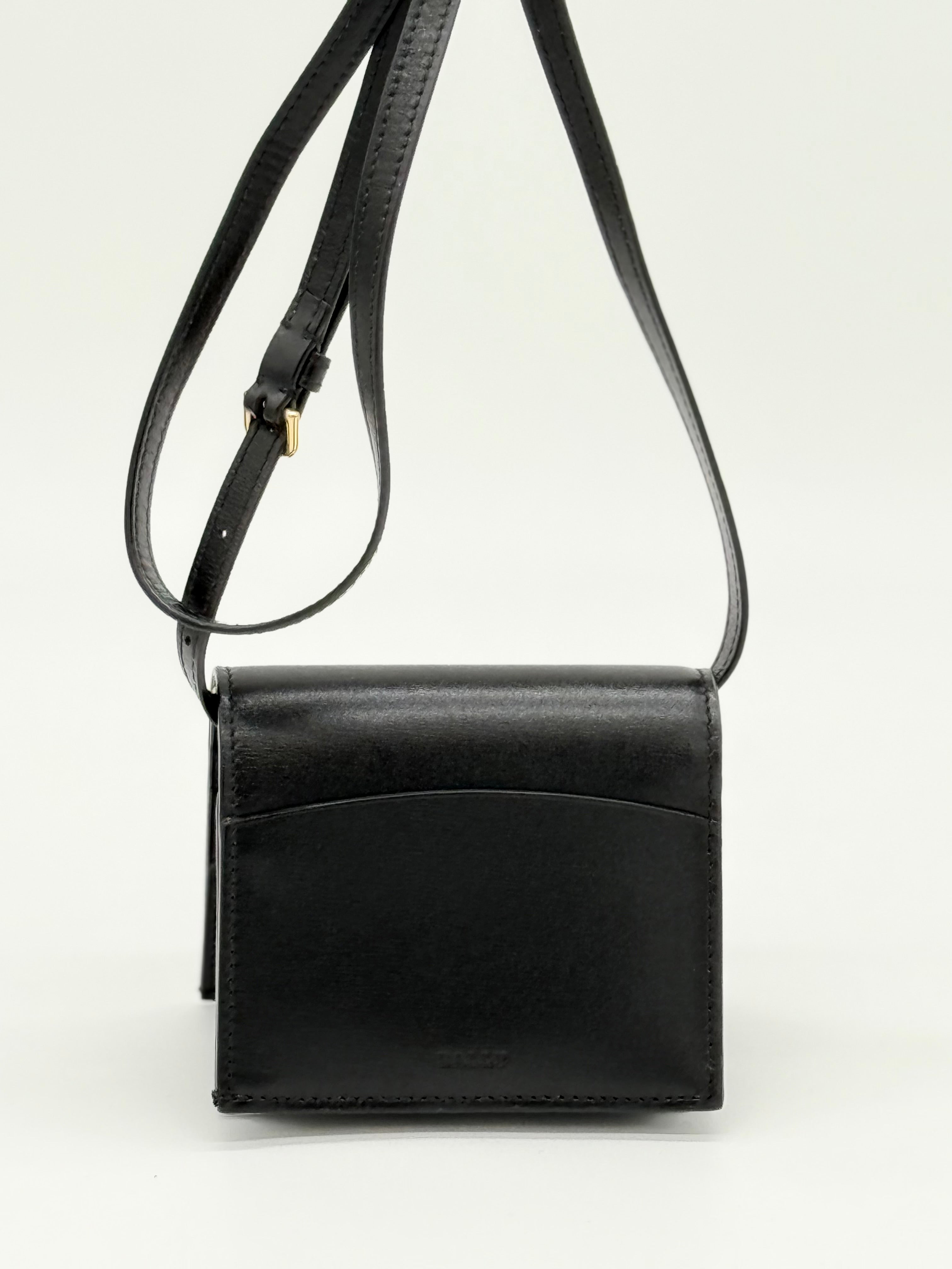 Elegante Bally schwarze Tasche, die Microbag aus geprägtem Rindsleder, sehr gut als Portemonnaie geeignet. Von hinten, Henkel als Umhängetasche getragen.