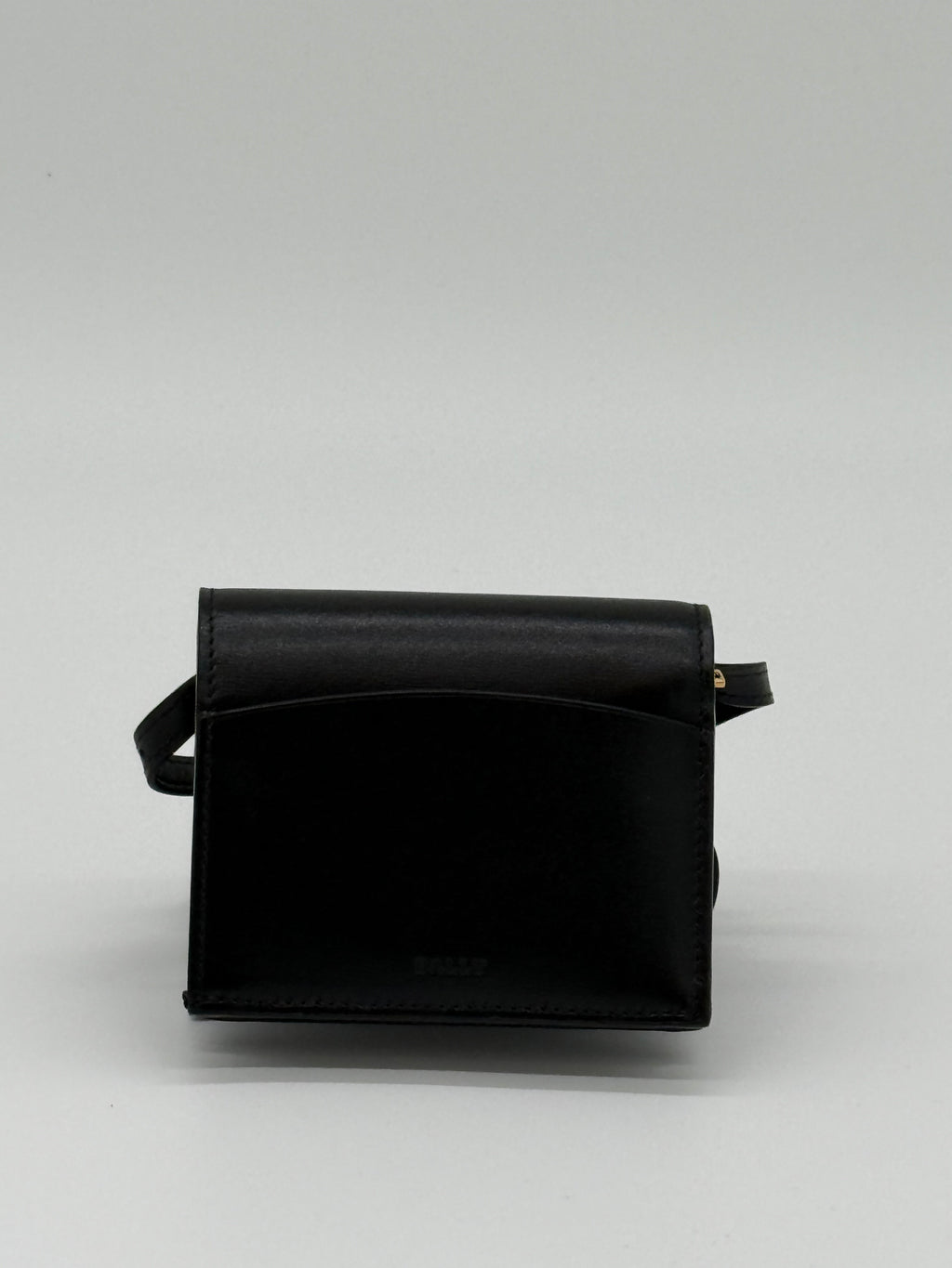 Bally schwarze Tasche mini Wallet, die Microbag aus Rindsleder. Von hinten, Nahaufnahme