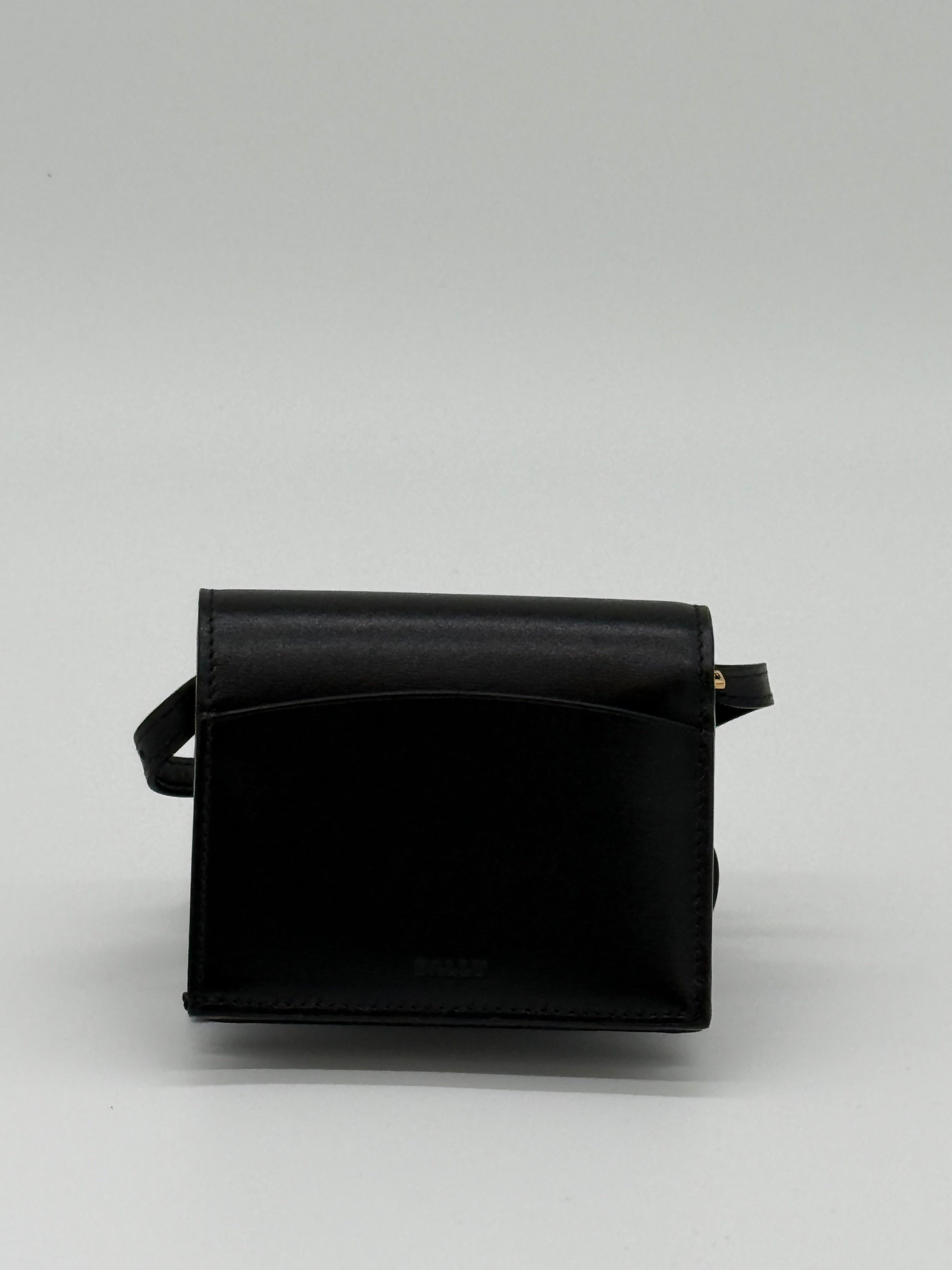Bally schwarze Tasche mini Wallet, die Microbag aus Rindsleder. Von hinten, Nahaufnahme