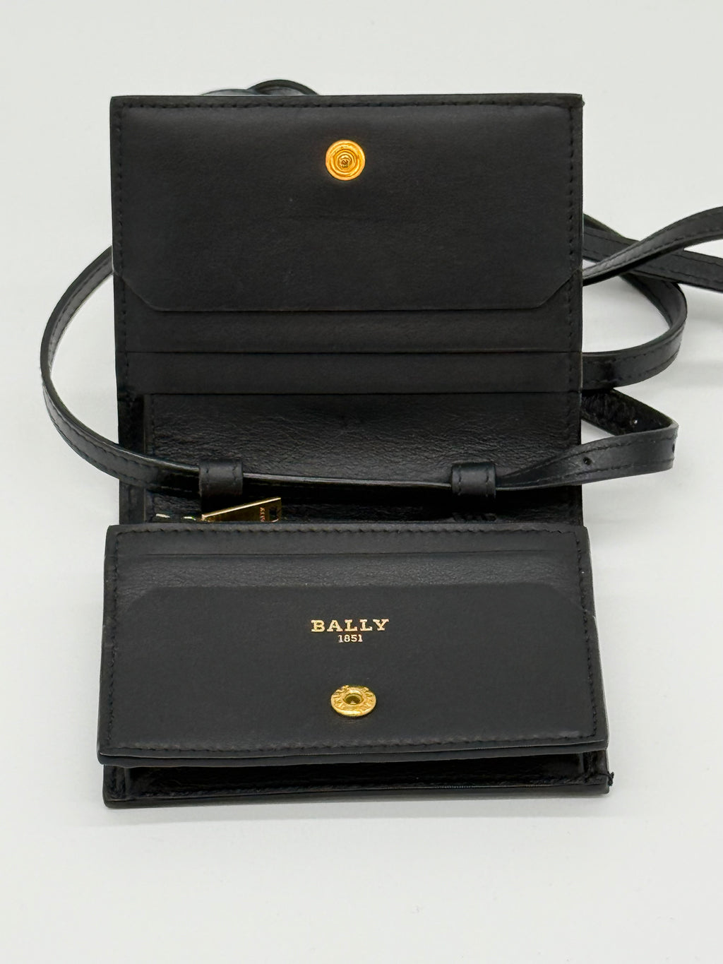 Die Damen Bally schwarze Tasche, die Microbag aus geprägtem Rindsleder, sehr gut als Geldbörse geeignet. Offen Nahaufnahme mit Innenfächer und Münzraum