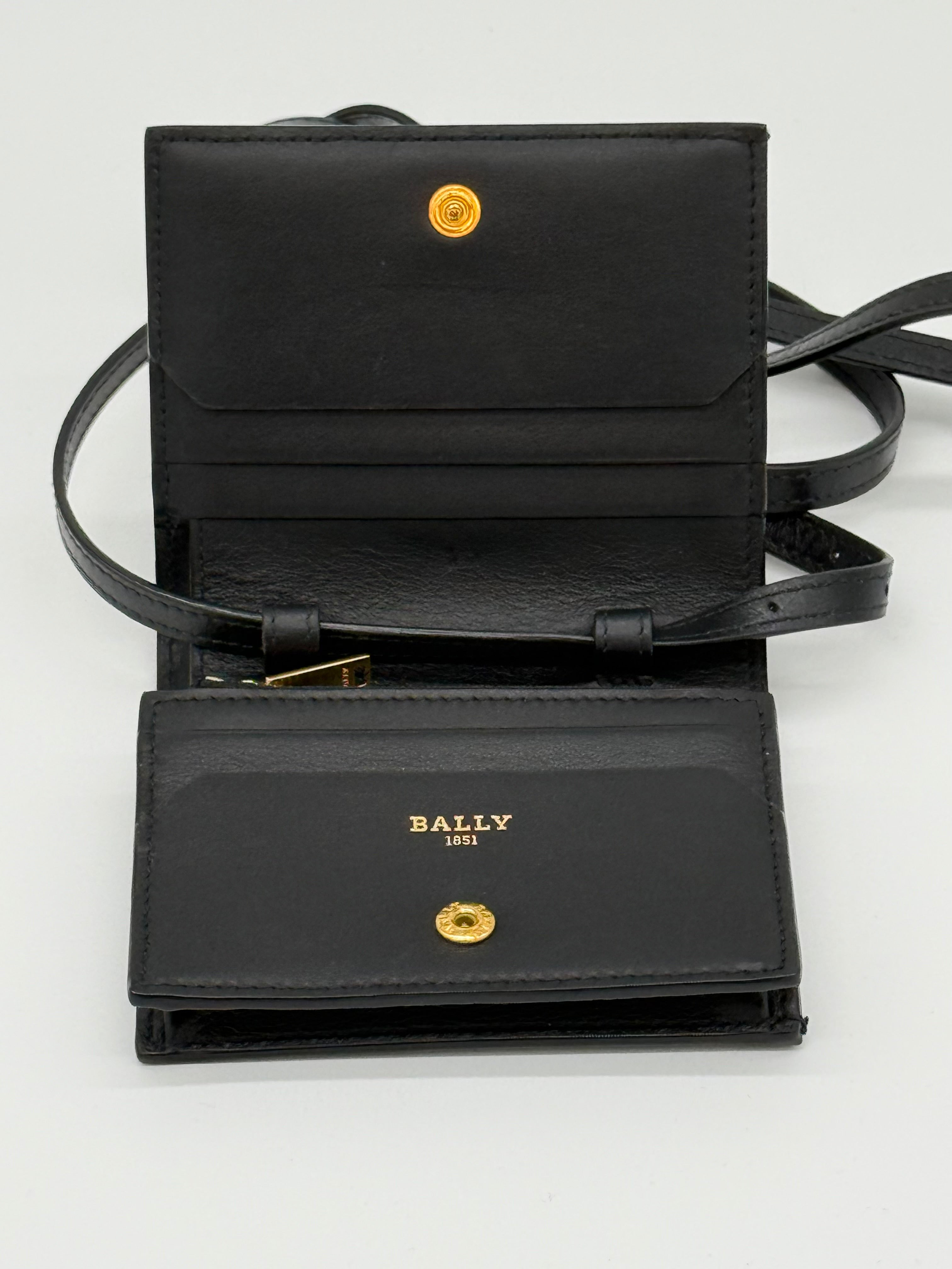 Die Damen Bally schwarze Tasche, die Microbag aus geprägtem Rindsleder, sehr gut als Geldbörse geeignet. Offen Nahaufnahme mit Innenfächer und Münzraum