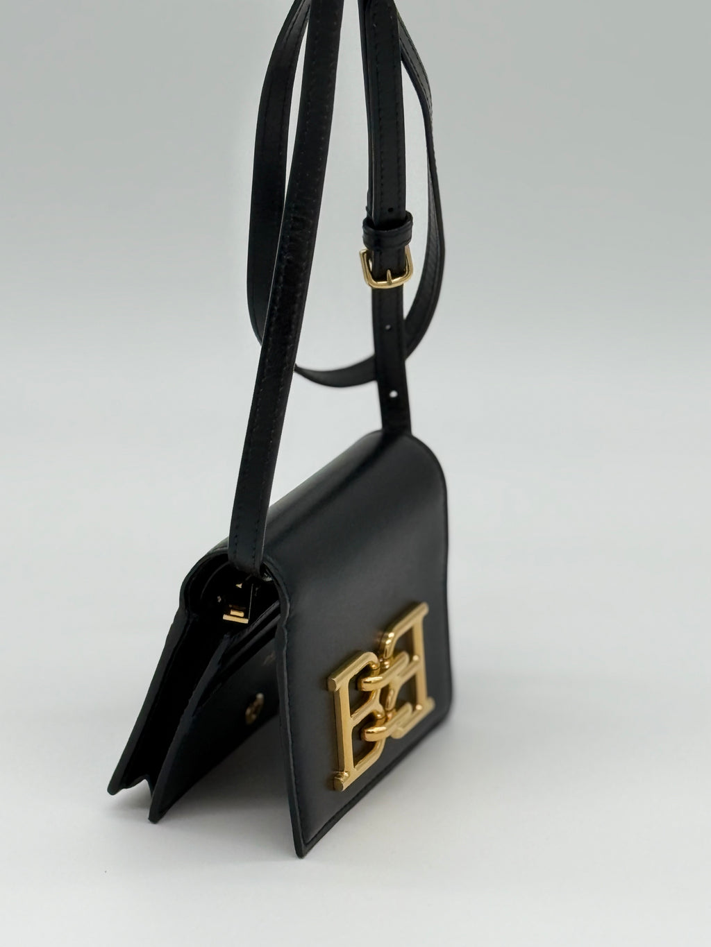Die mini Wallet Bally schwarze Tasche, aus geprägtem Rindsleder. Von rechts