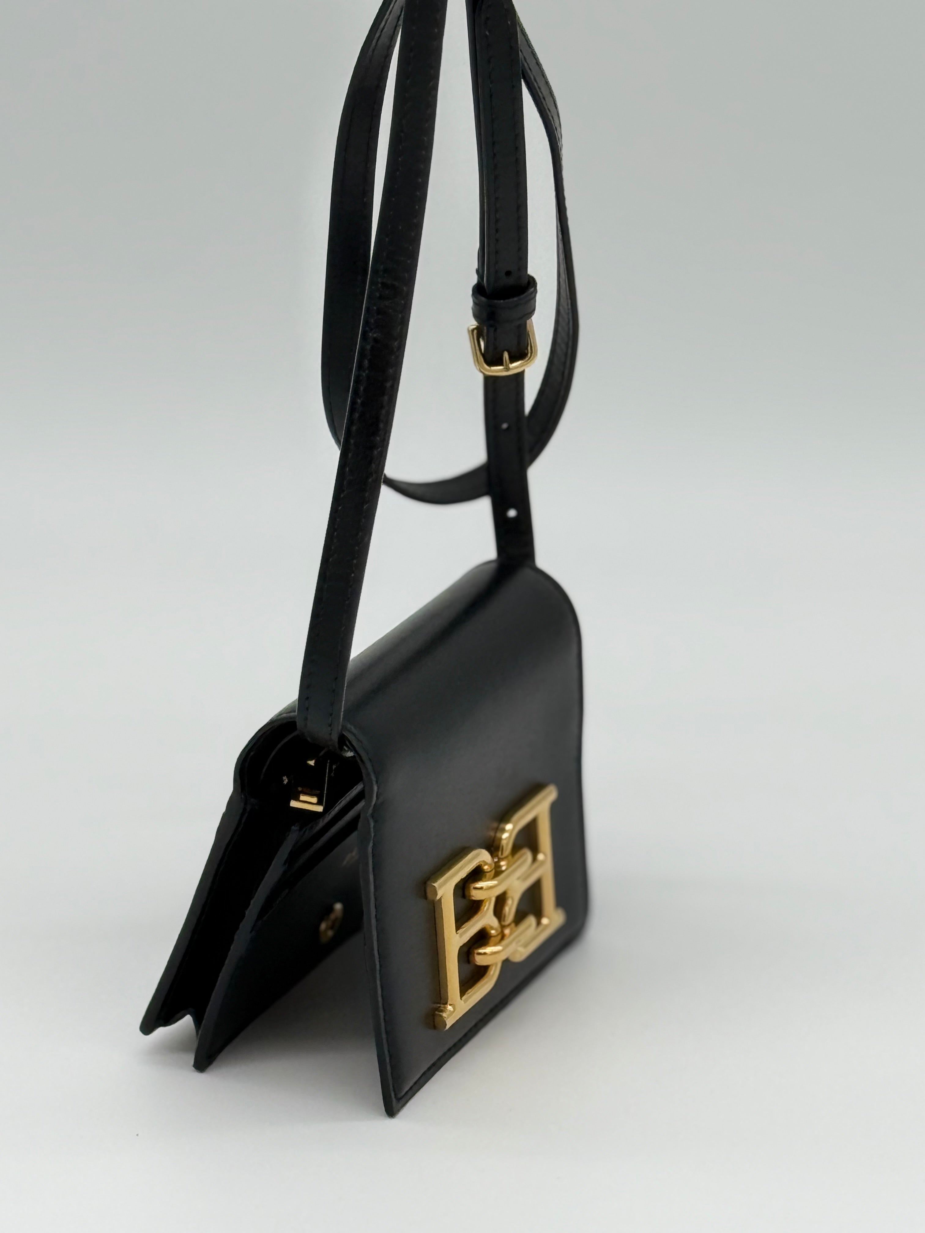 Die mini Wallet Bally schwarze Tasche, aus geprägtem Rindsleder. Von rechts
