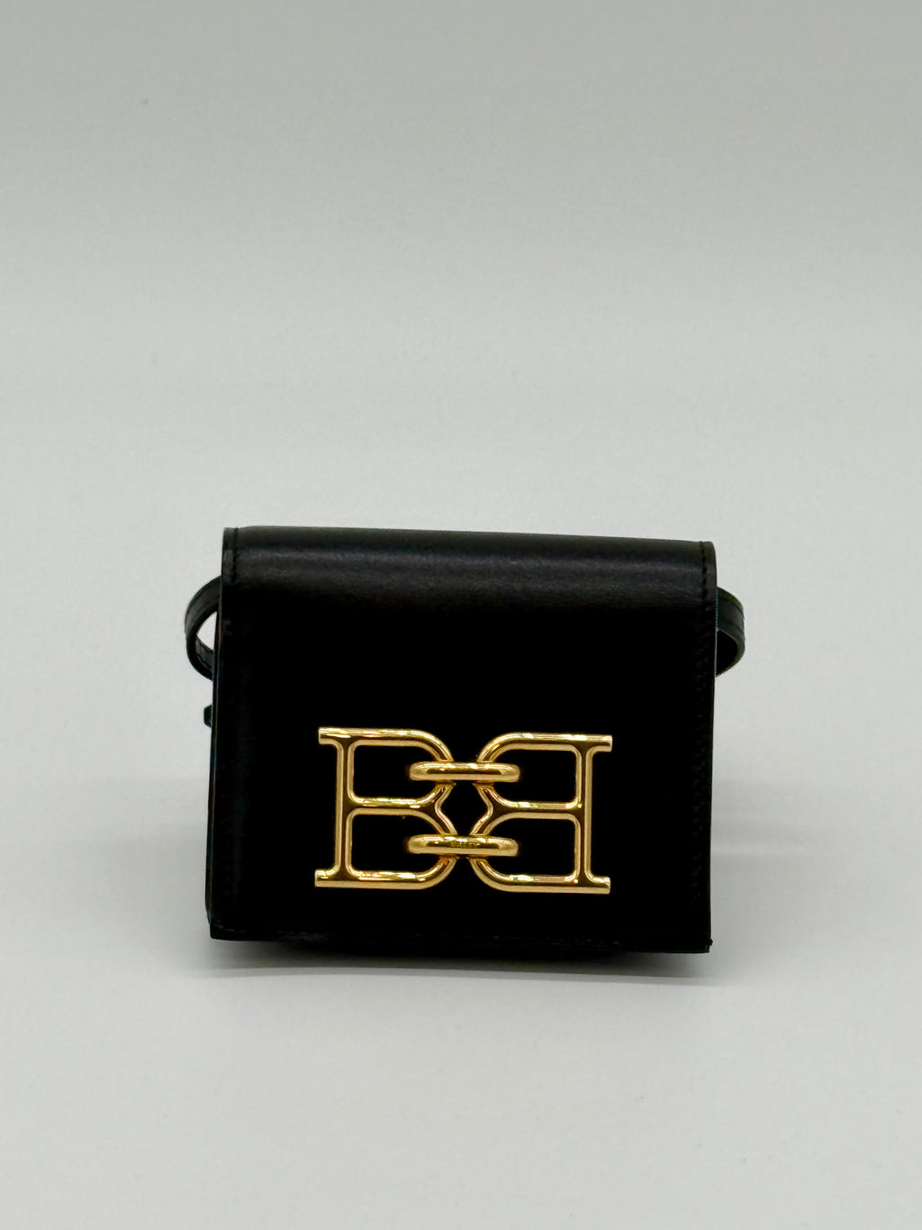 Bally schwarze Tasche, die Microbag aus geprägtem Rindsleder, sehr gut als Geldbörse geeignet. Frontal Nahaufnahme