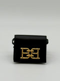 Bally schwarze Tasche, die Microbag aus geprägtem Rindsleder, sehr gut als Geldbörse geeignet. Frontal Nahaufnahme