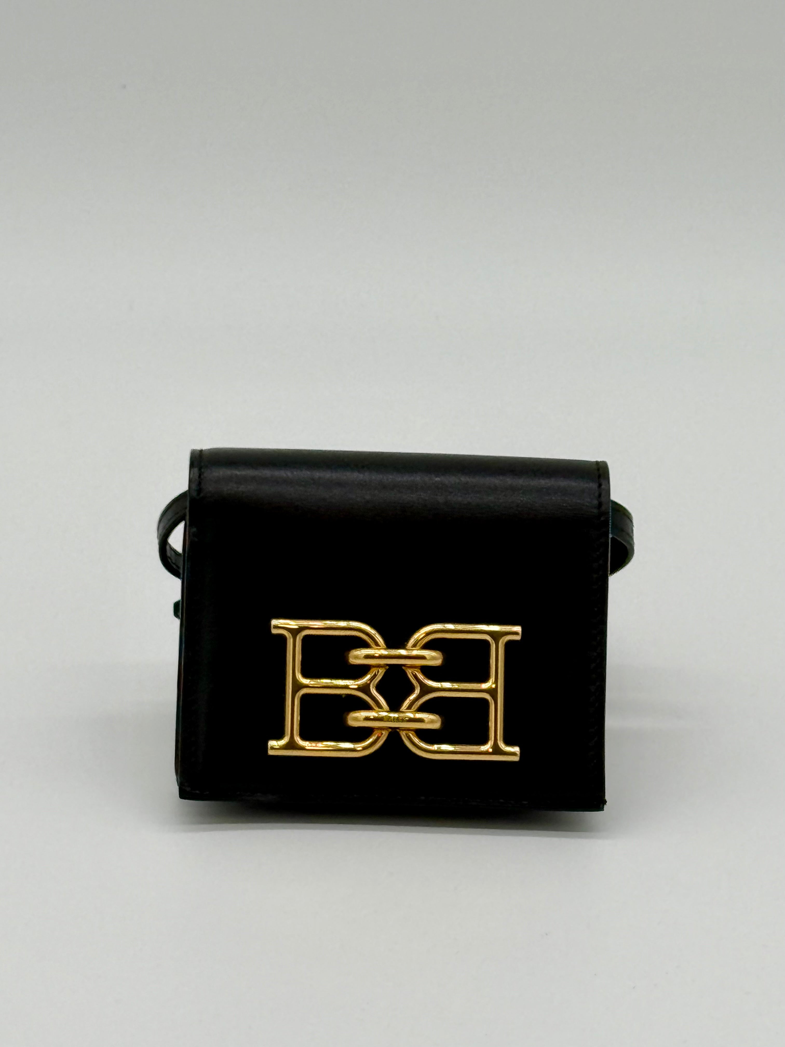 Bally schwarze Tasche, die Microbag aus geprägtem Rindsleder, sehr gut als Geldbörse geeignet. Frontal Nahaufnahme