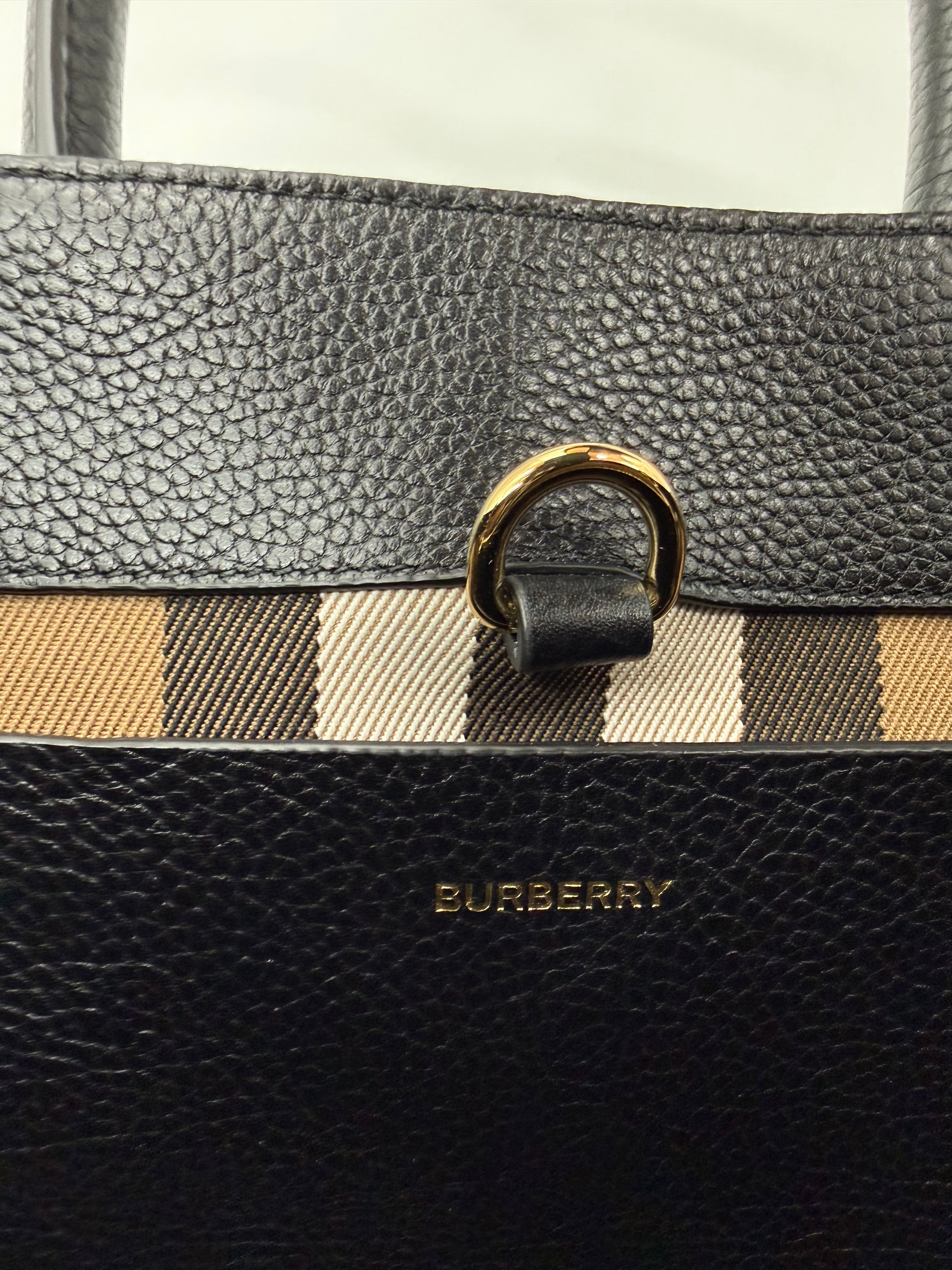 Burberry Bermondsey Tote – Goldener Burberry Schriftzug eingeprägt