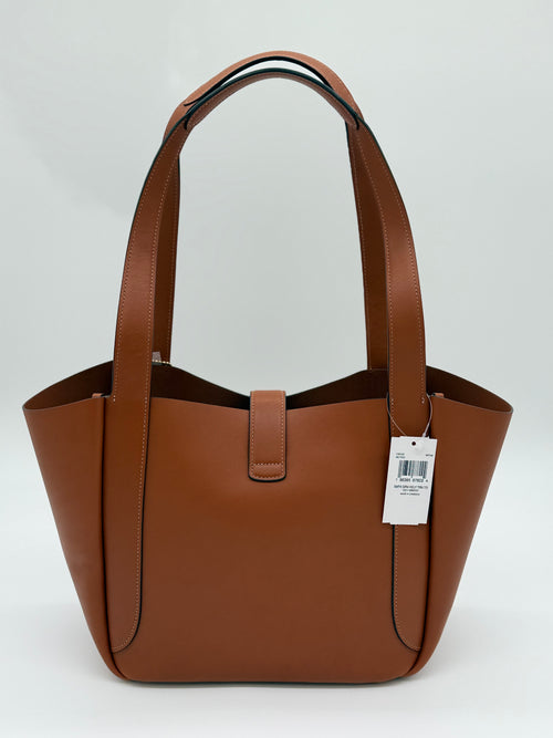 Braune Coach Tote Bag Tasche aus Leder mit praktischem Drehverschluss in Gold und Braun, von hinten mit Zettel