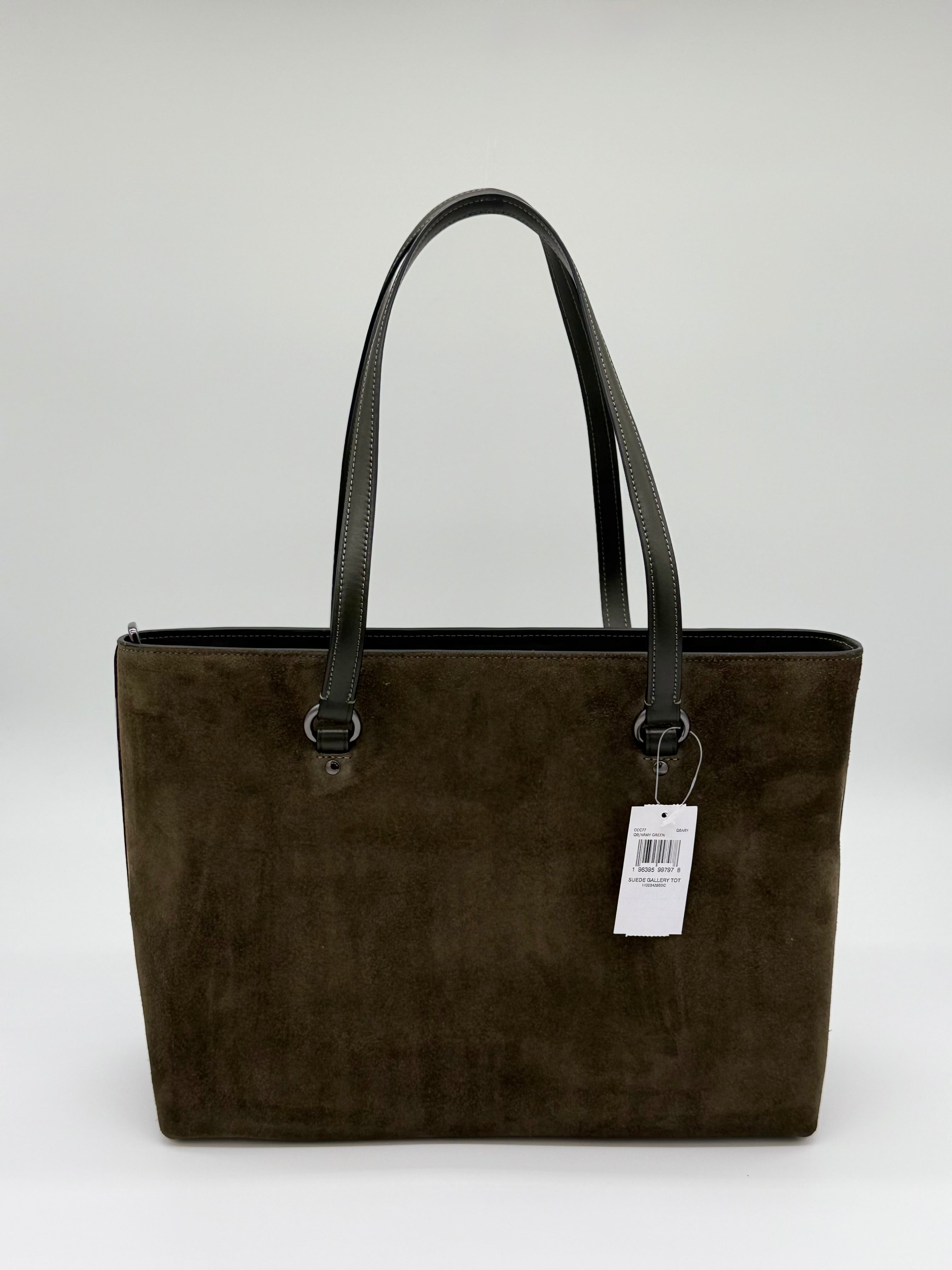 Die Coach Station Tote Bag, aus hochwertiges Wildleder in der Farbe Ary-Green, mit zeitloses Design, von hinten mit Orginall Zettel