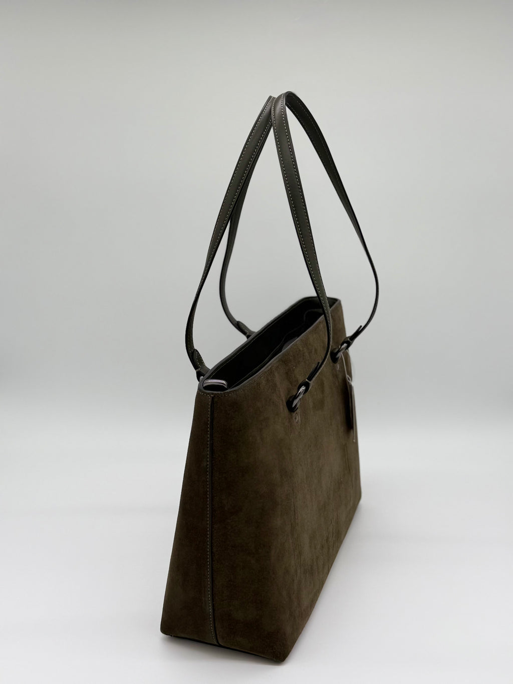 Die Coach Tote Bag, aus hochwertiges Suede Wildleder in der speziell Ausführung Army-Green, von rechts