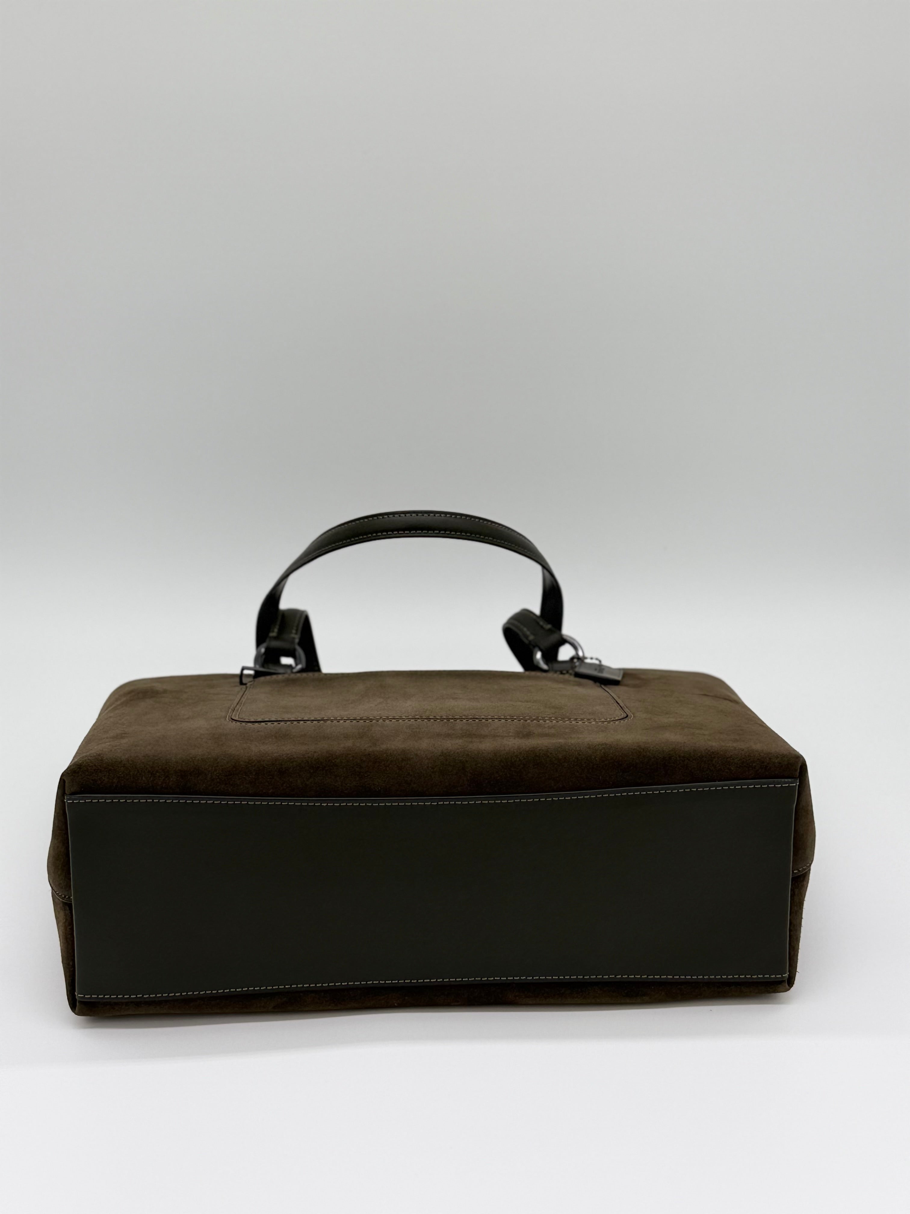 Zeitlose Coach Suede Station Tote Bag, aus Wildleder, gezeigt liegend von unten