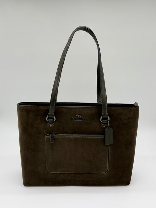 Die Coach Suede Station Tote Bag, aus hochwertiges Wildleder in Army-Green Farbe, mit praktischem Reissverschluss. Gezeigt von vorne