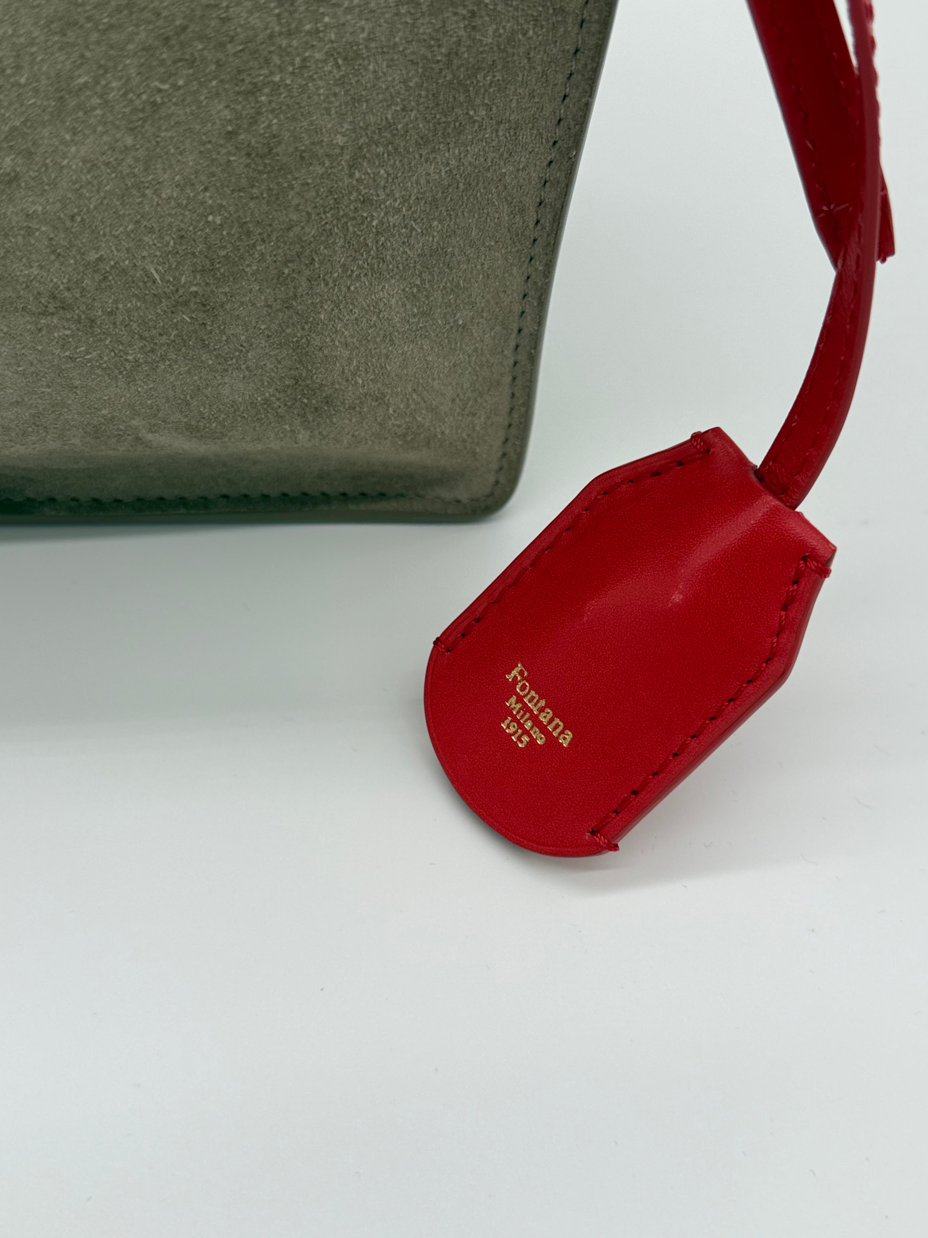 Die Damen Tasche der exklisiv renomierte inalienische Marke Fontana Milano 1915 Crossbody, ein exklisives Einzelstück. Das Logo auf leuchtendem roten Glattleder in Goldschrift verewigt.