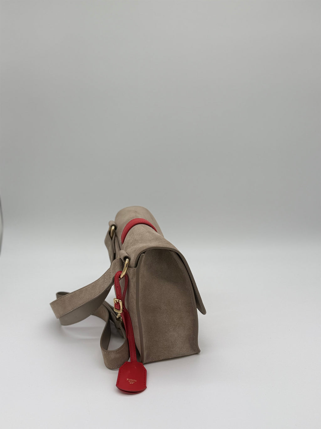Fontana Milano 1915 Crossbody, ein exklisives Einzelstück. Hier sieht man von rechts auch die kompakte Grösse der Tasche. das kräftige Rot schafft zusätzlich Exklusivität
