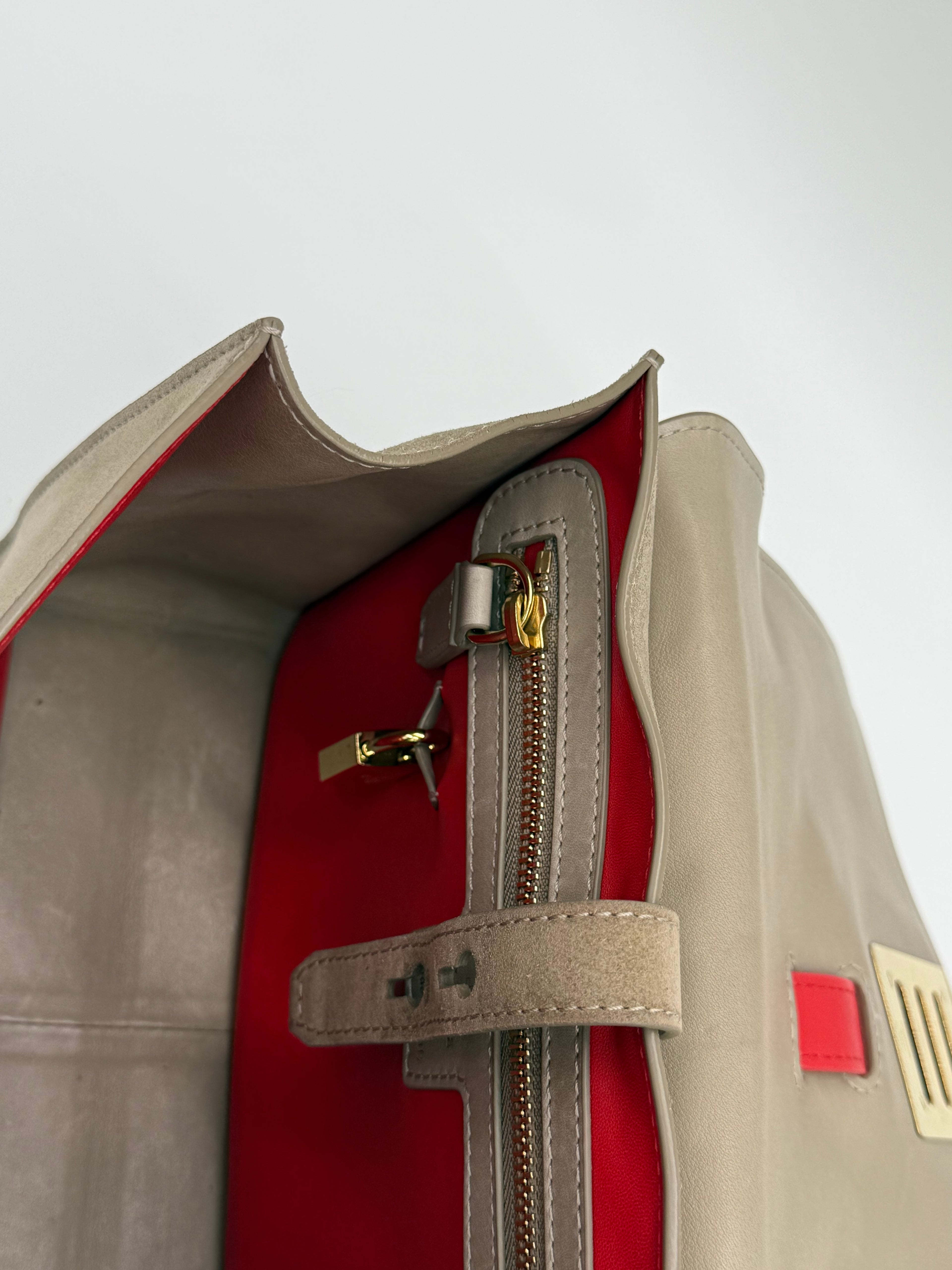 Fontana Milano 1915 Crossbody, ein exklisives Einzelstück. Eine absolute Rarität für Liebhaber höchster Handwerkskunst. Einblick in das Innere: praktisches Reissverschlussfach, mit elegantem goldfarbenem Drehverschluss
