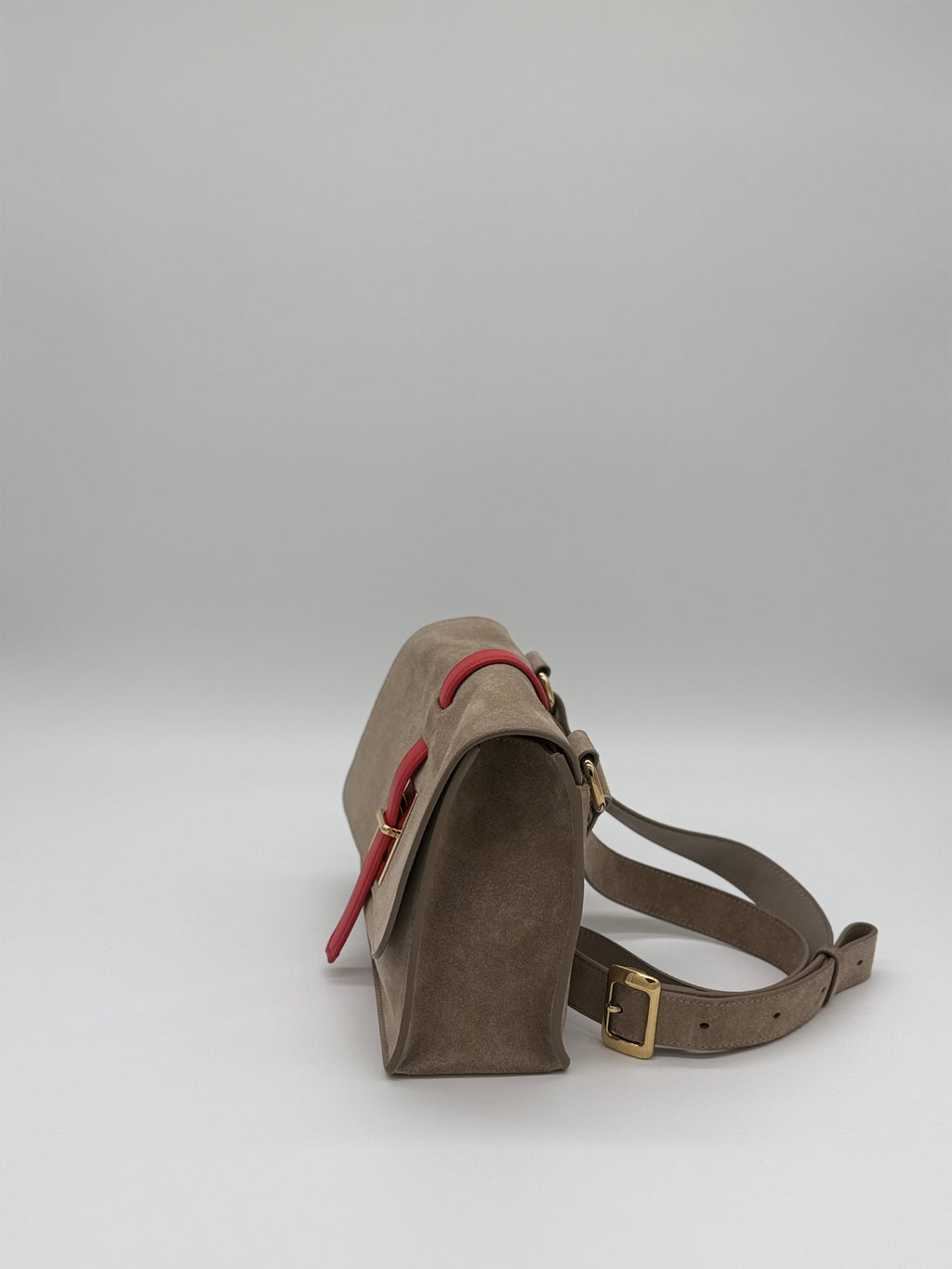 Greige Damen Tasche der Marke Fontana Milano 1915 Crossbody, ein exklisives Einzelstück, seitlich gezeigt, mit Schulterriemen. Garantiert für ein Wow-Effekt