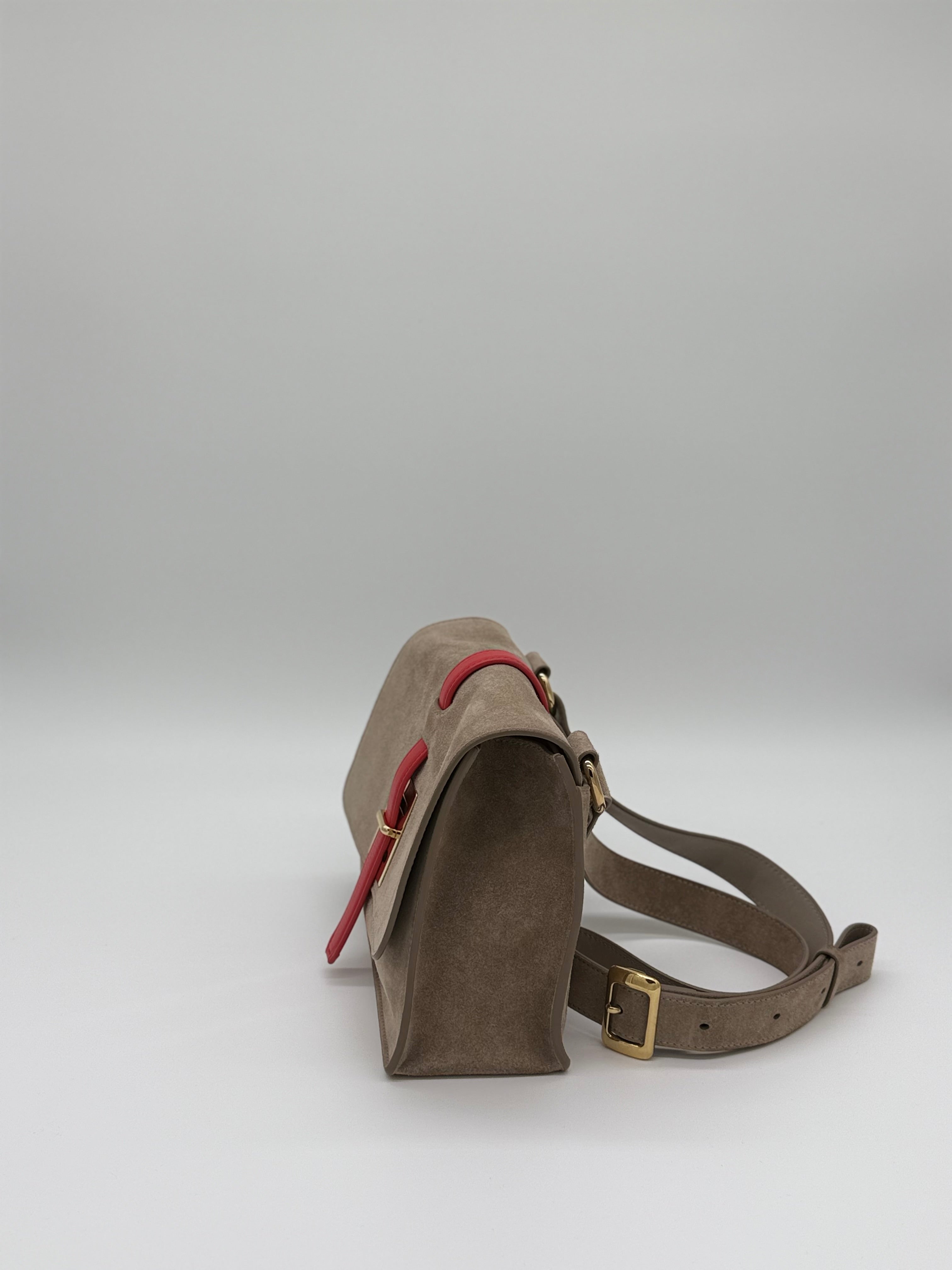 Greige Damen Tasche der Marke Fontana Milano 1915 Crossbody, ein exklisives Einzelstück, seitlich gezeigt, mit Schulterriemen. Garantiert für ein Wow-Effekt