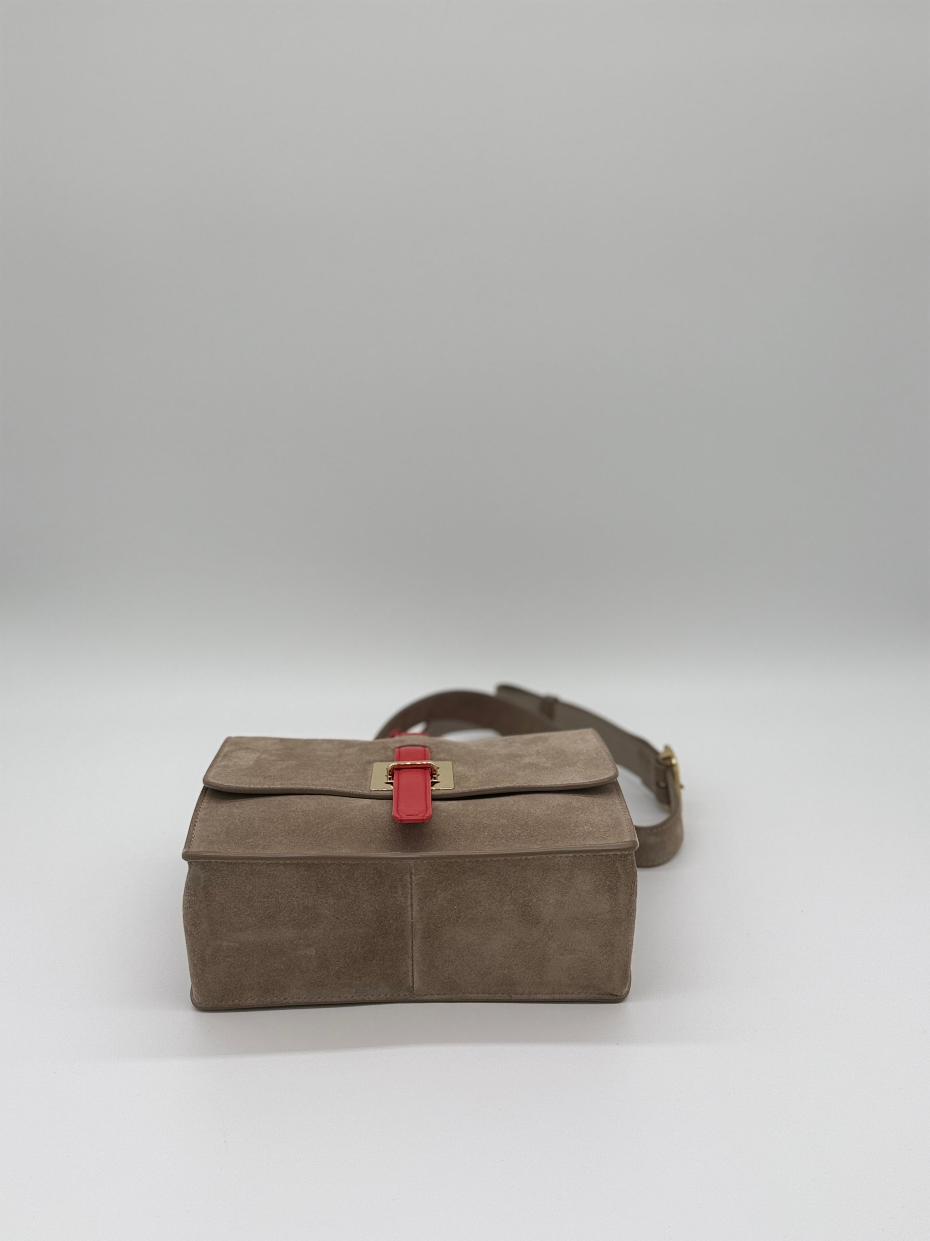 Die Luxus Tasche Fontana Milano 1915 Crossbody, ein exklisives Einzelstück. von unten sieht man den Stauraum die die wunderschöne handgefertigte Luxustasche, bietet.