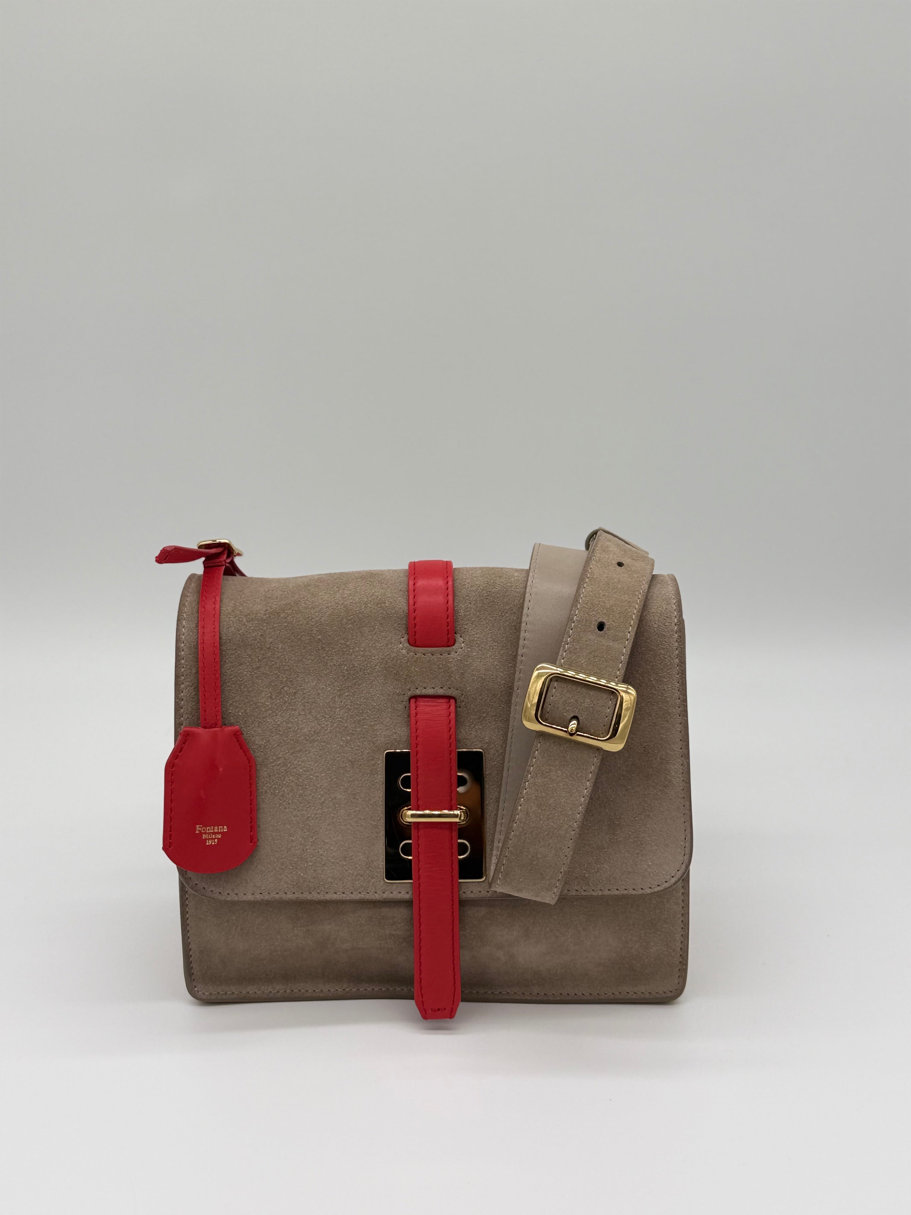 Absolute Rarität die Fontana Milano 1915 Crossbody, ein exklisives Einzelstück. Von vorne gezeigt, mit dem praktischen breiten verstellbaren Schulterriemen. mit elegantem goldfarbenem Drehverschluss