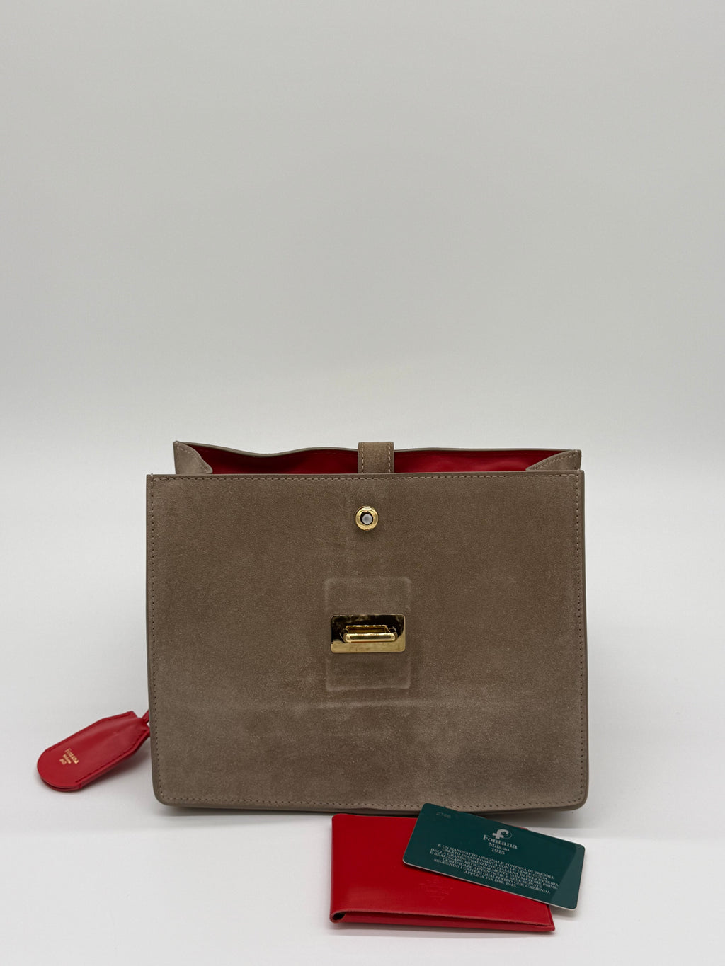Eine orginale Fontana Milano 1915 Crossbody, ein exklisives Einzelstück. Aussen echtes Wildleder. Offen - beim öffnen kommt der rot leuchtendem Lederbesatz hervor. Hier mit den Authentitätskarten als beweis der Echtheit