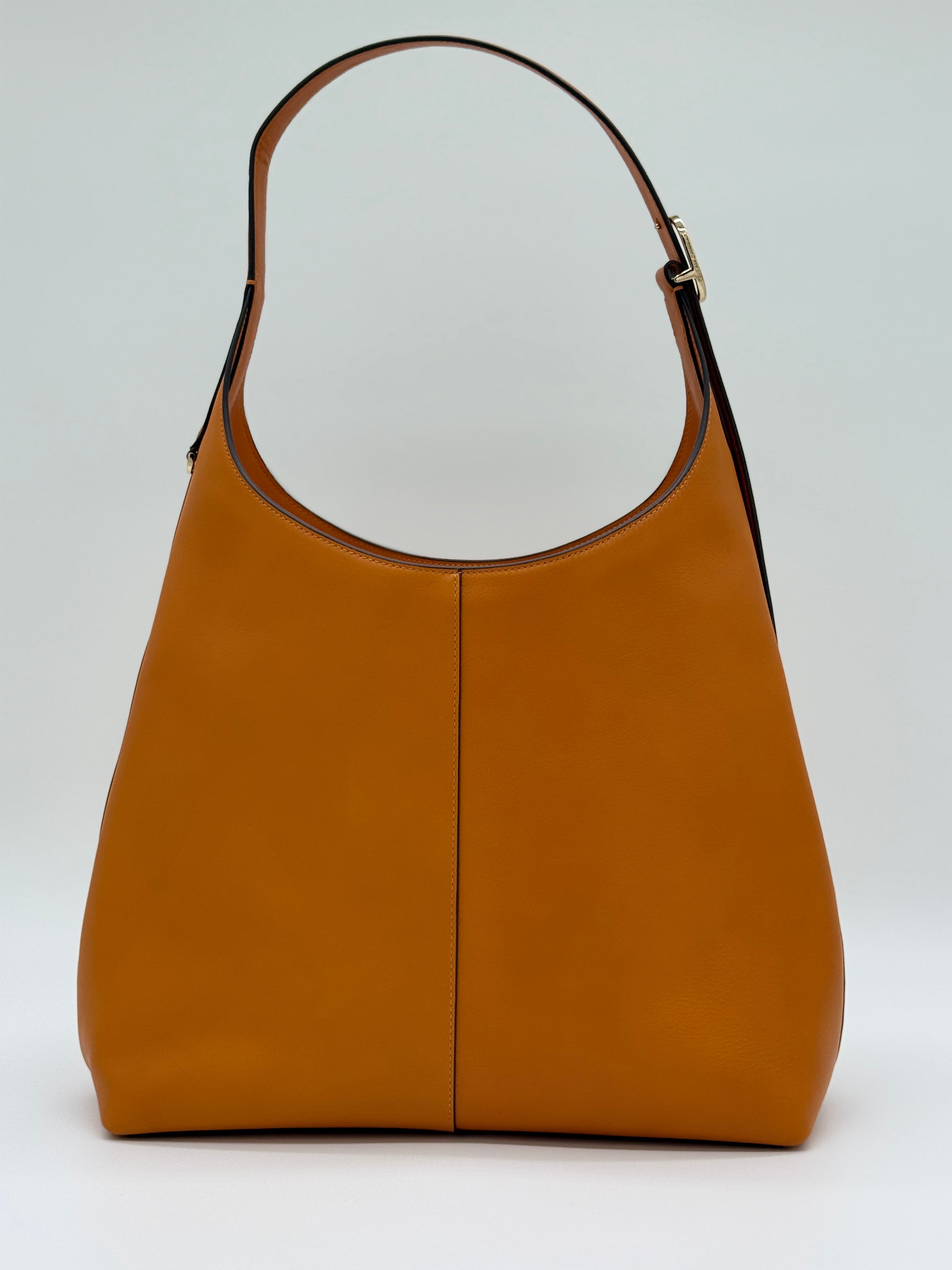 Kate Spade 454 Shoulder  Bag, Farbe Orange Jasper. gezeigt von hinten. Diese Tasche ist Teil einer Serie und auch einer grösseren Variante
