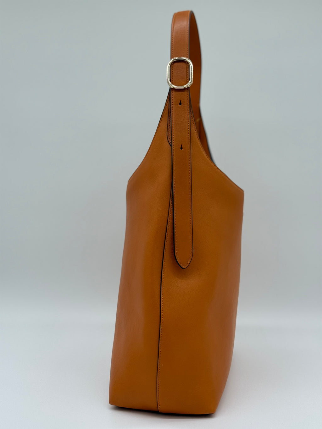 Die Kate Spade 454 Shoulder  Bag, Farbe Orange Jasper. gezeigt von links. Sehr gut der Metallring am Schultergriff sichtbar