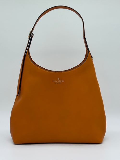 Die Kate Spade 454 Shoulder Bag, gezeigt von vorne. Sehr gut das Logo aus Hartware gold, sichtbar