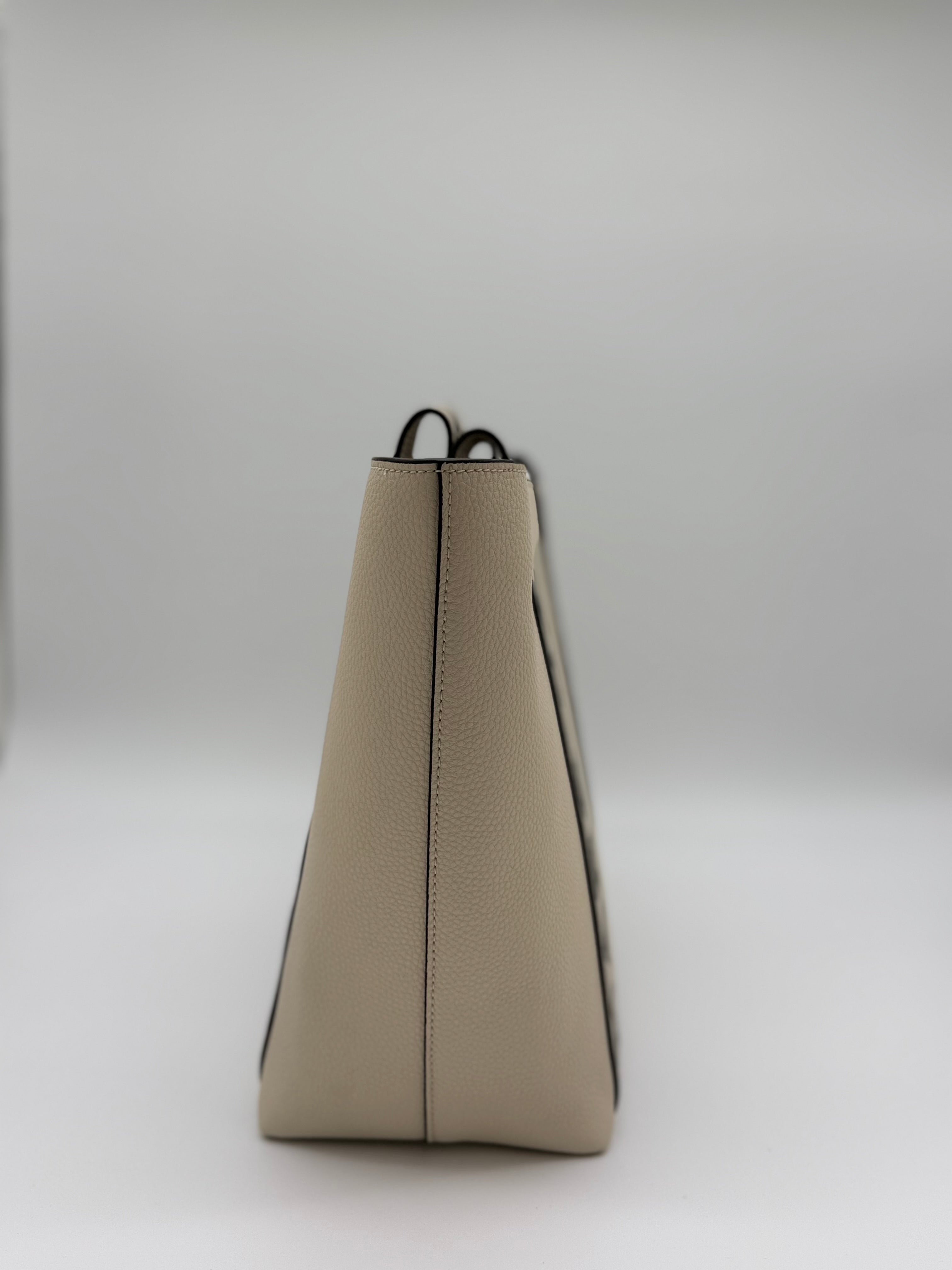 Marc Jacobs Marc-Et Tote Marshmallow – Seitenansicht links, neutrale Farbgebung