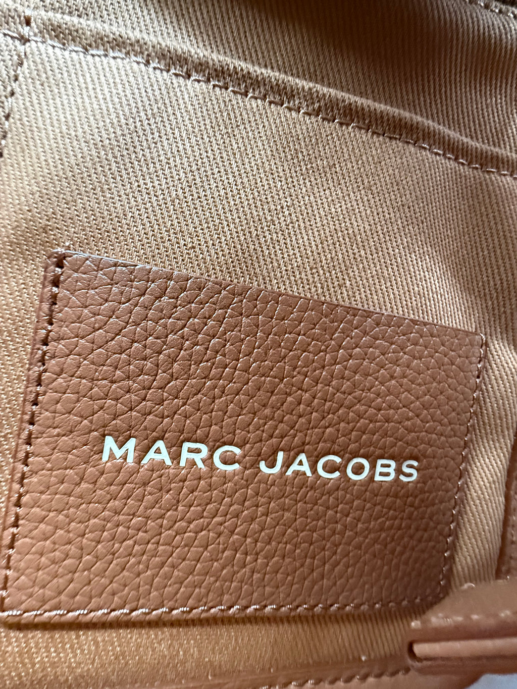 Marc Jacobs The Leather Medium Tote Argan Oil – Marc Jacobs Leder-Patch, Detailansicht