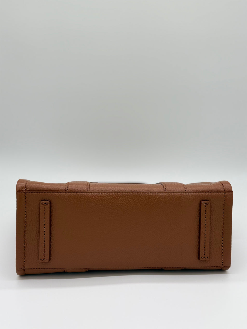Marc Jacobs The Leather Medium Tote Argan Oil – Bodenansicht