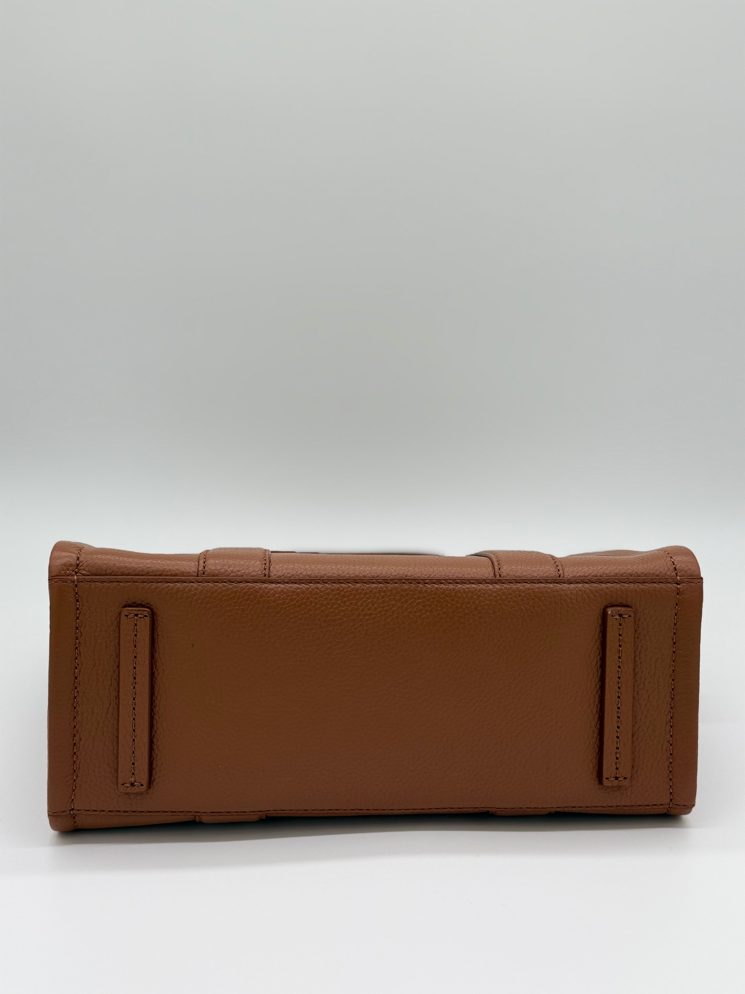 Marc Jacobs The Leather Medium Tote Argan Oil – Bodenansicht