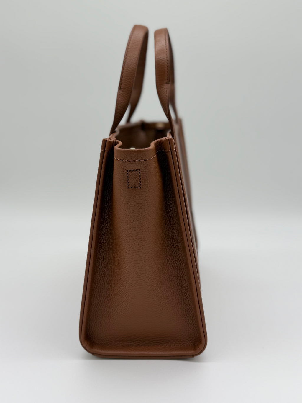 Marc Jacobs The Leather Medium Tote Argan Oil – Seitenansicht links