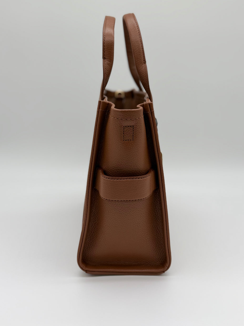 Marc Jacobs The Leather Medium Tote Argan Oil – Seitenansicht rechts