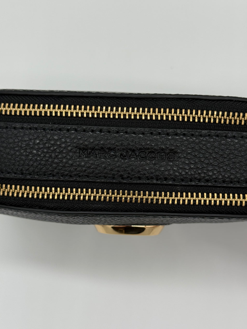 Marc Jacobs The Shutter Crossbody Bag Black – „Marc Jacobs" ins Leder eingeprägt, Draufsicht