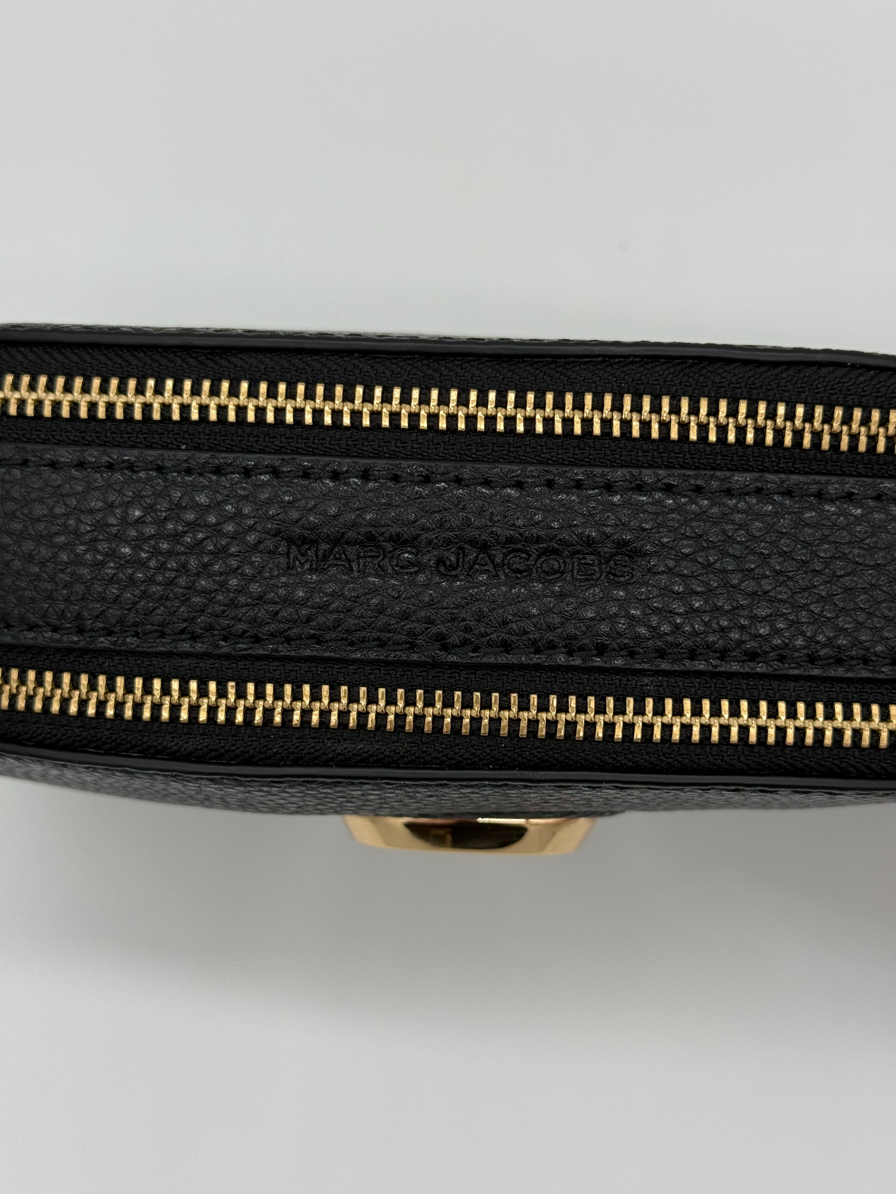 Marc Jacobs The Shutter Crossbody Bag Black – „Marc Jacobs" ins Leder eingeprägt, Draufsicht