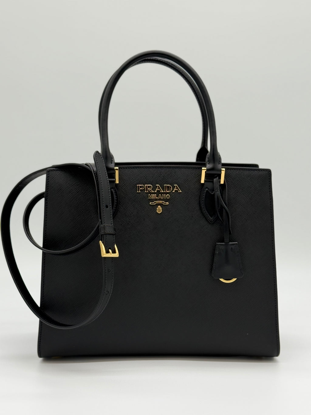Schulterriemen links – Prada Saffiano Lux Tote mit abnehmbarem Schulterriemen – Detailansicht links