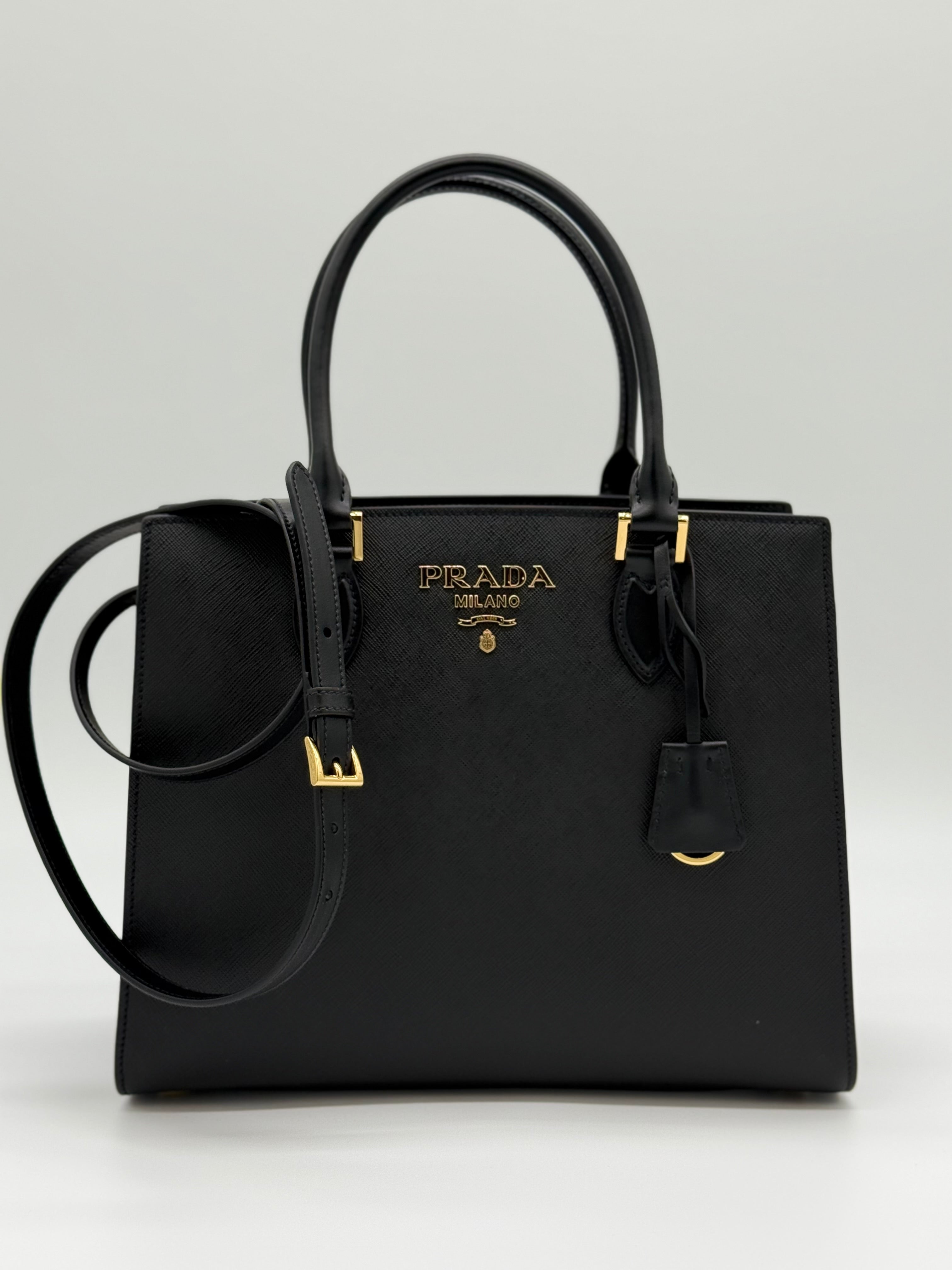 Schulterriemen links – Prada Saffiano Lux Tote mit abnehmbarem Schulterriemen – Detailansicht links