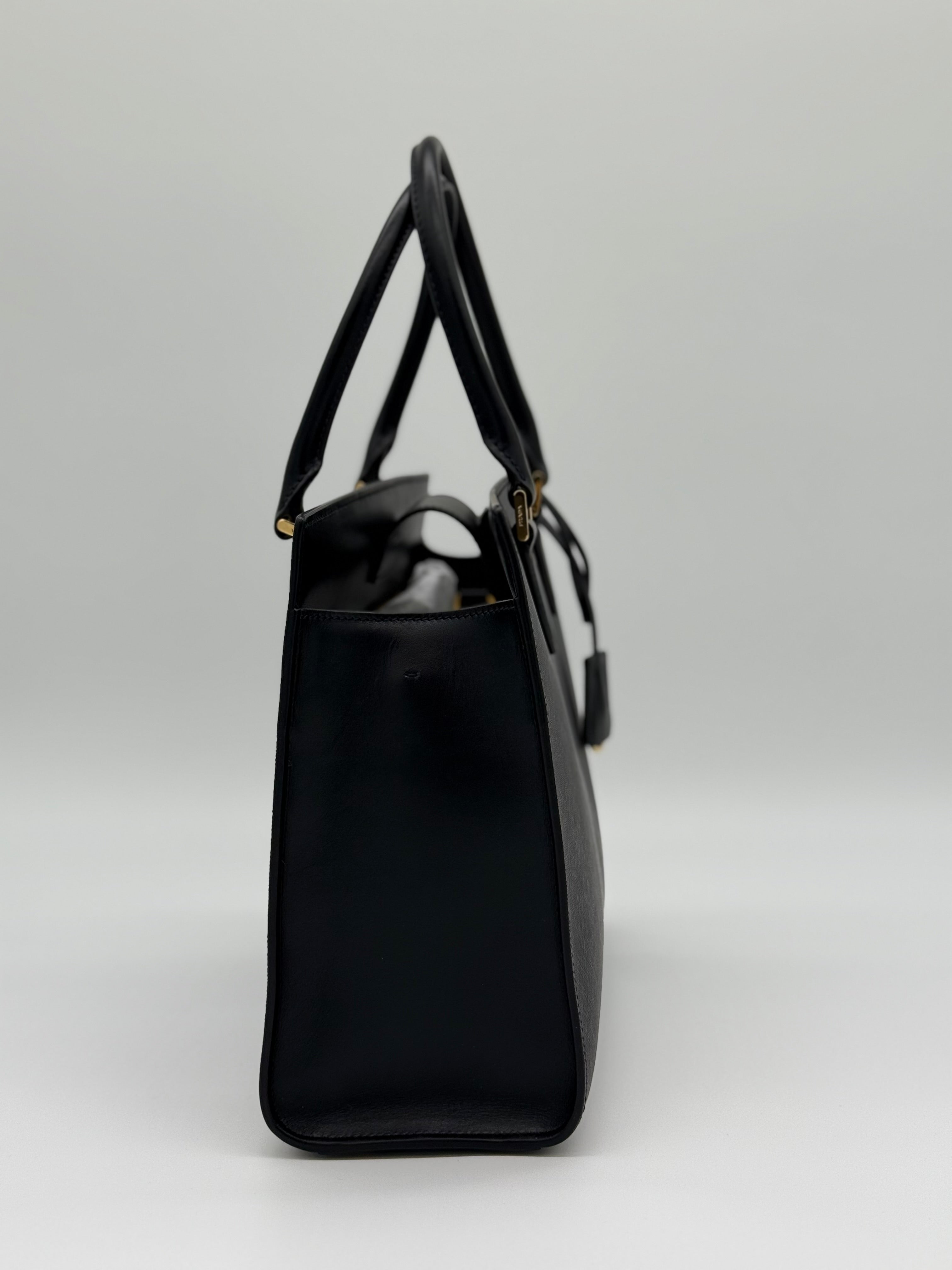 Links – Prada Saffiano Lux Tote Seitenansicht links – strukturiertes Saffiano-Leder