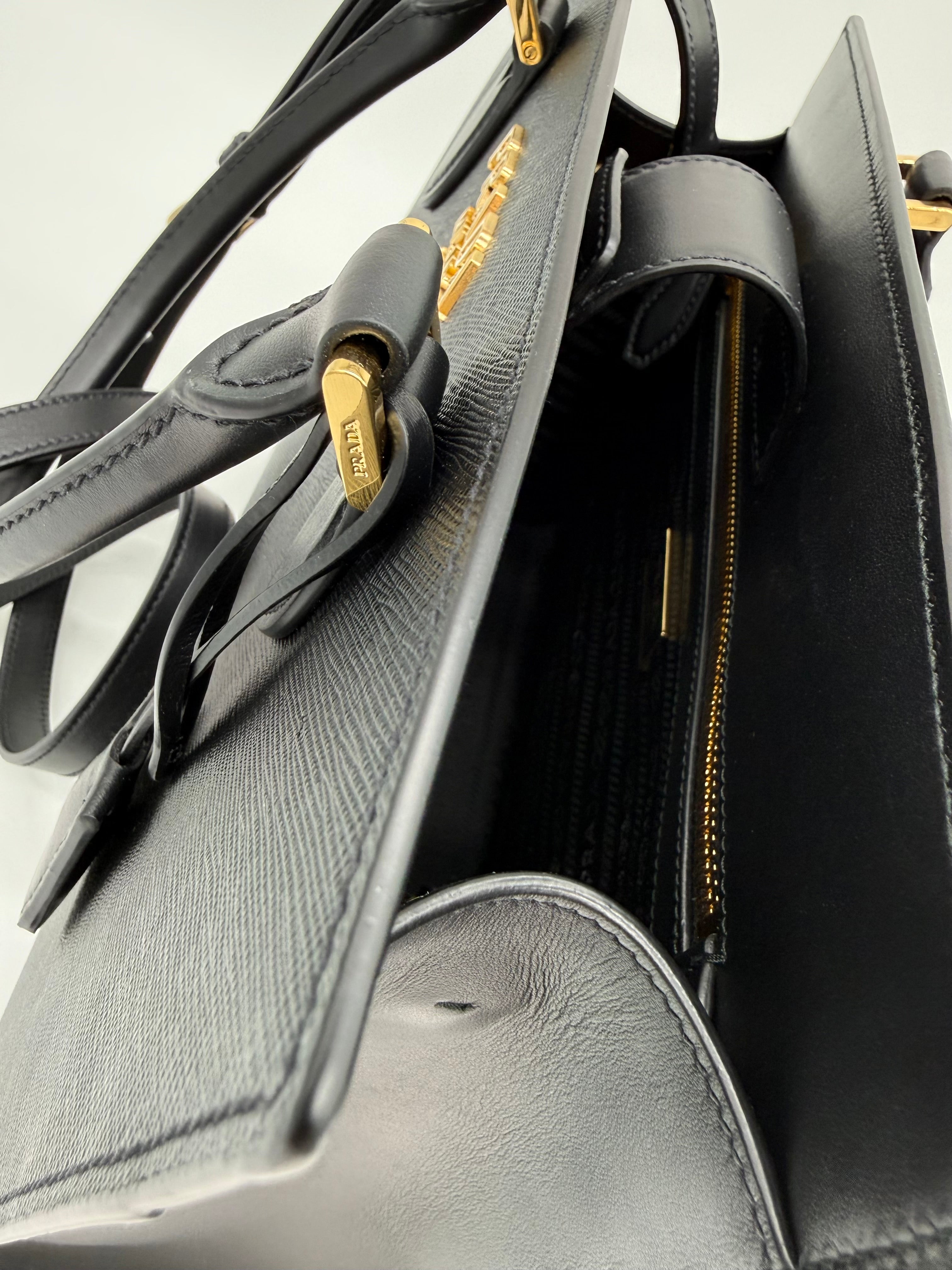 Oben – Prada Saffiano Lux Tote Draufsicht – Detailansicht der Henkel und Textur