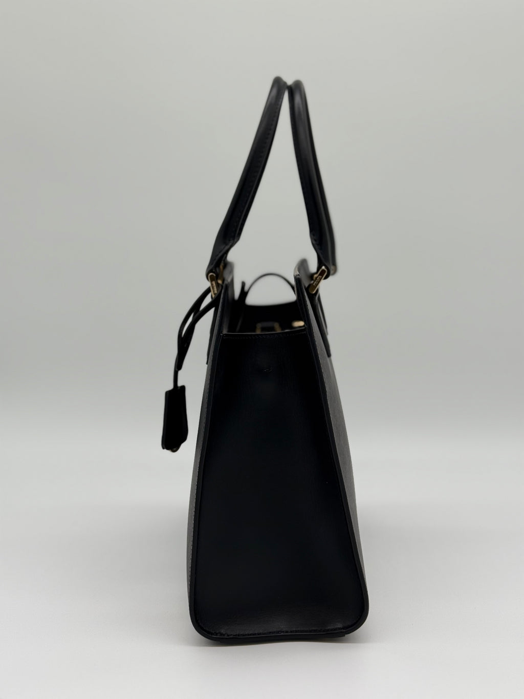 Rechts – Prada Saffiano Lux Tote Seitenansicht rechts – Saffiano-Leder mit Golddetails