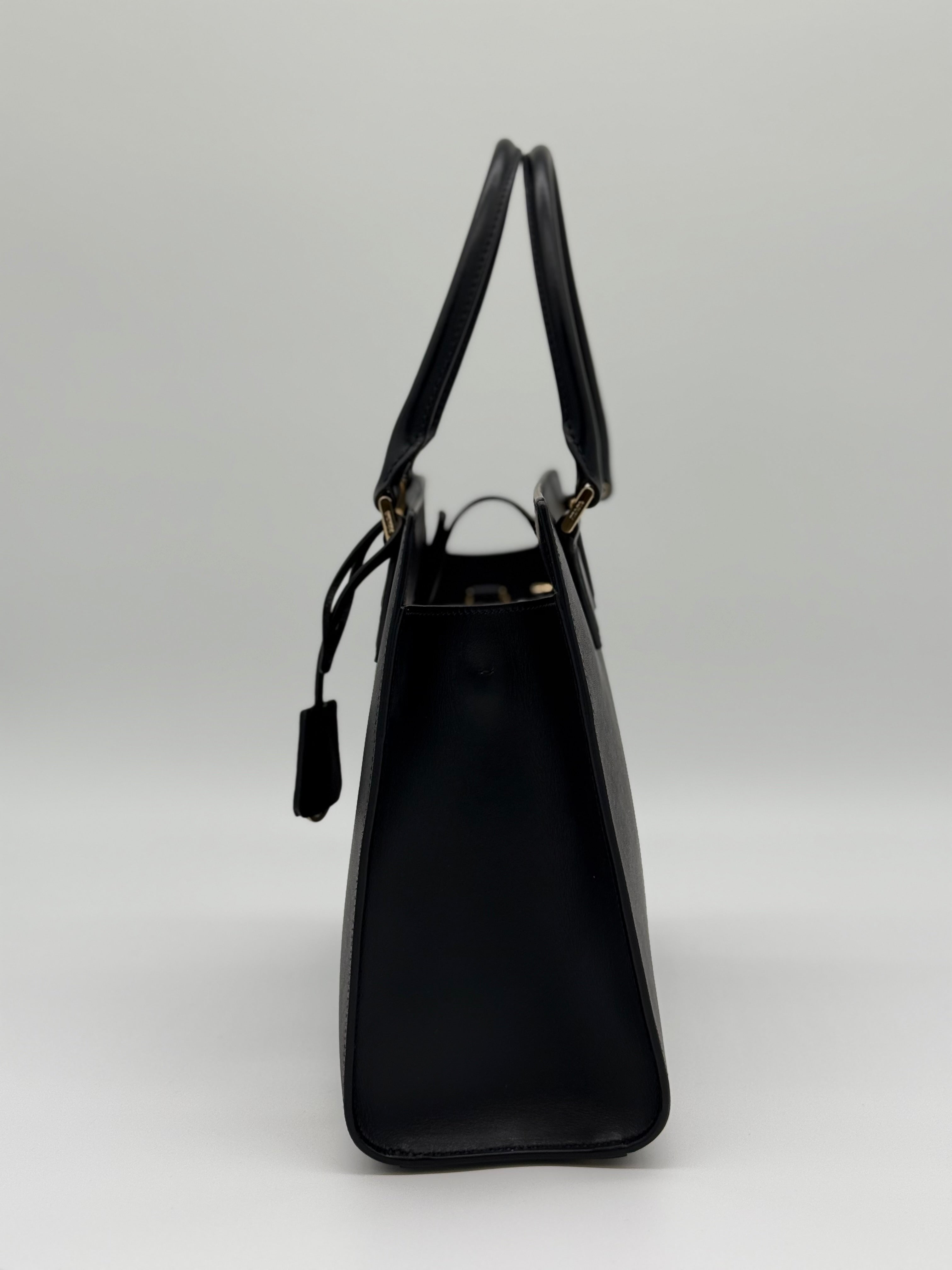 Rechts – Prada Saffiano Lux Tote Seitenansicht rechts – Saffiano-Leder mit Golddetails