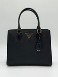 Vorderansicht – „Prada Saffiano Lux Tote Vorderansicht – schwarze Handtasche mit goldenem Prada-Logo