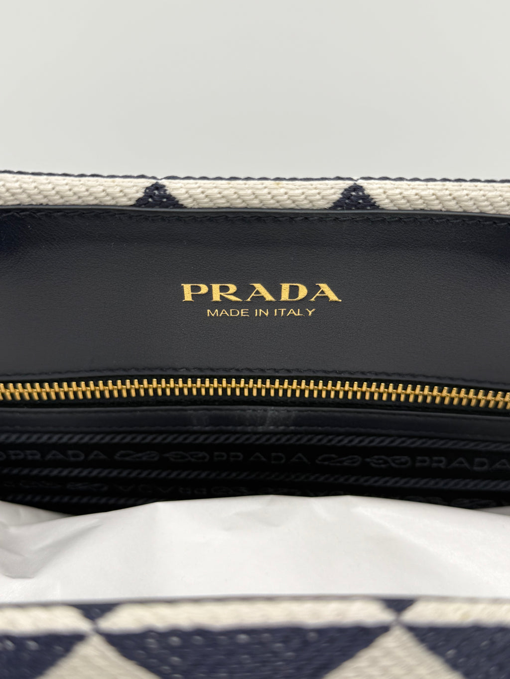 Innenansicht des goldenen Prada Logos und der hochwertigen Verarbeitung.